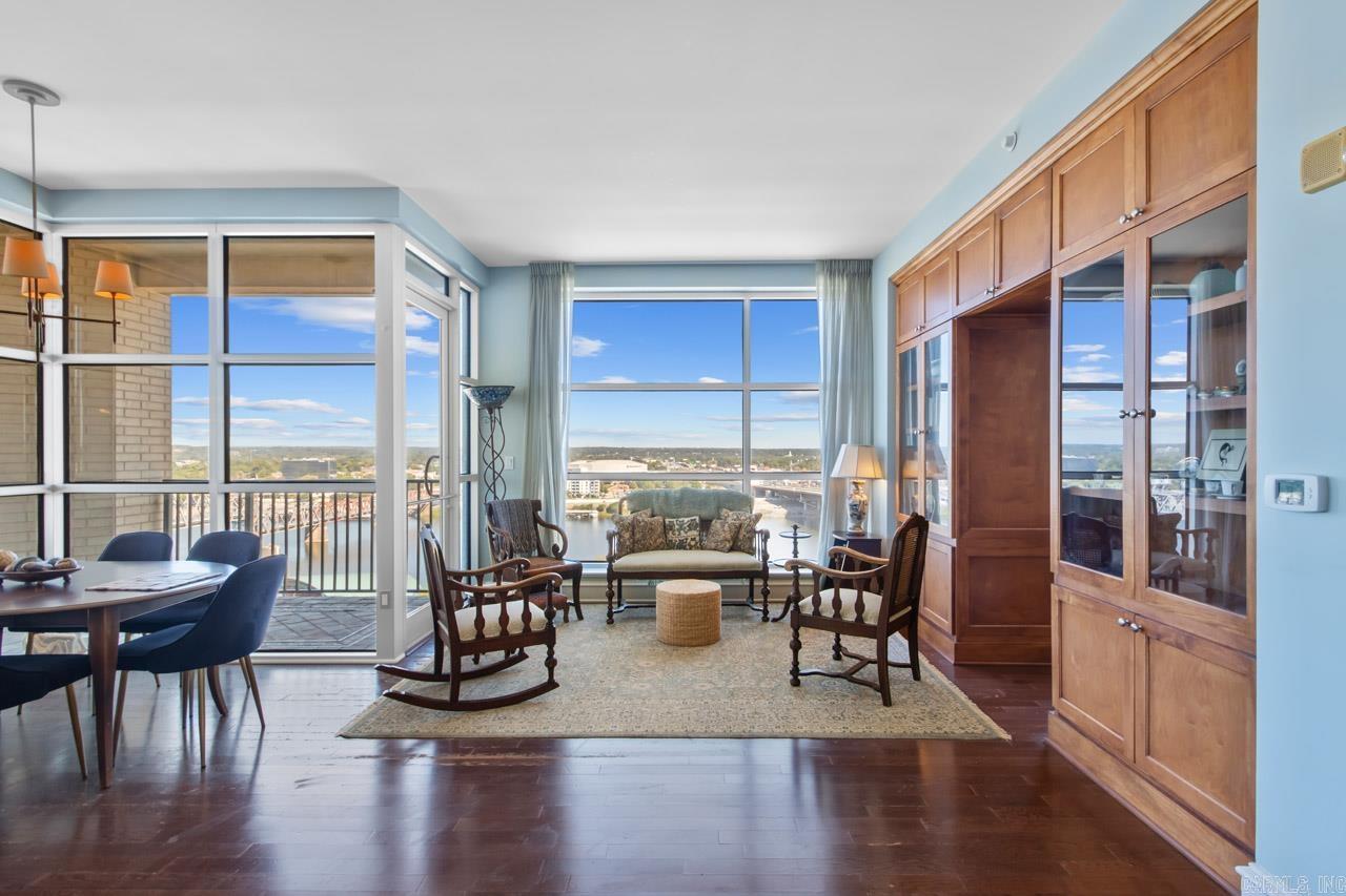 521 President Clinton  #1206  Little Rock, AR