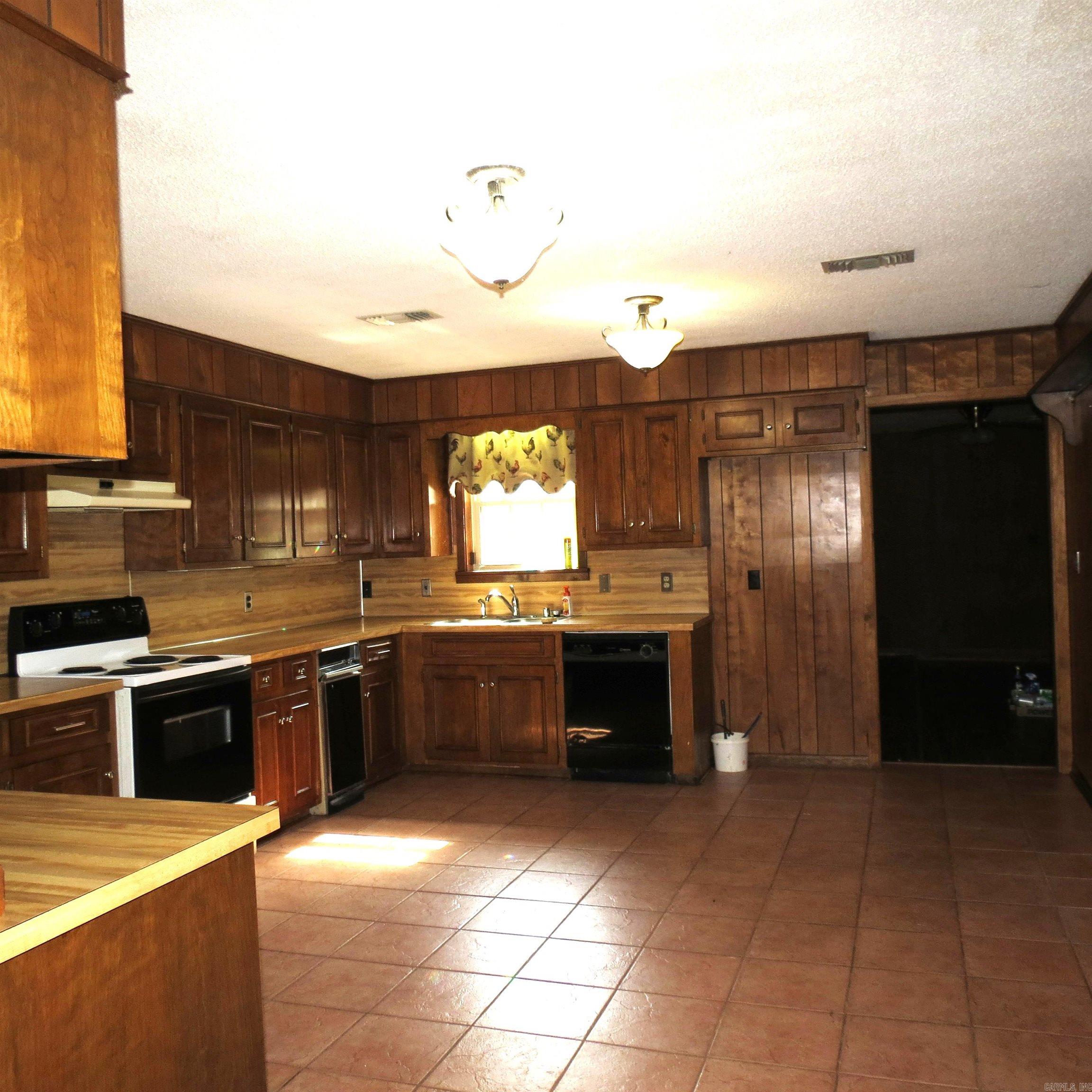 9201 Old Warren  Pine Bluff, AR