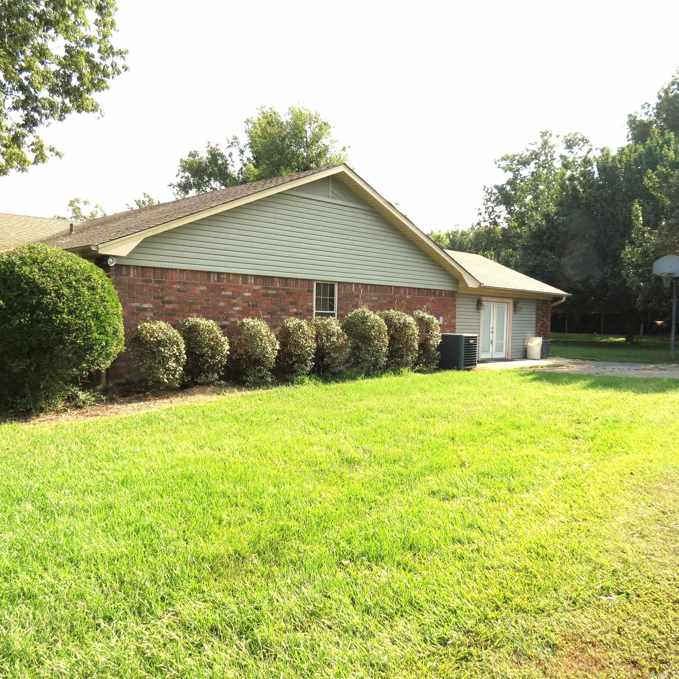 9201 Old Warren  Pine Bluff, AR