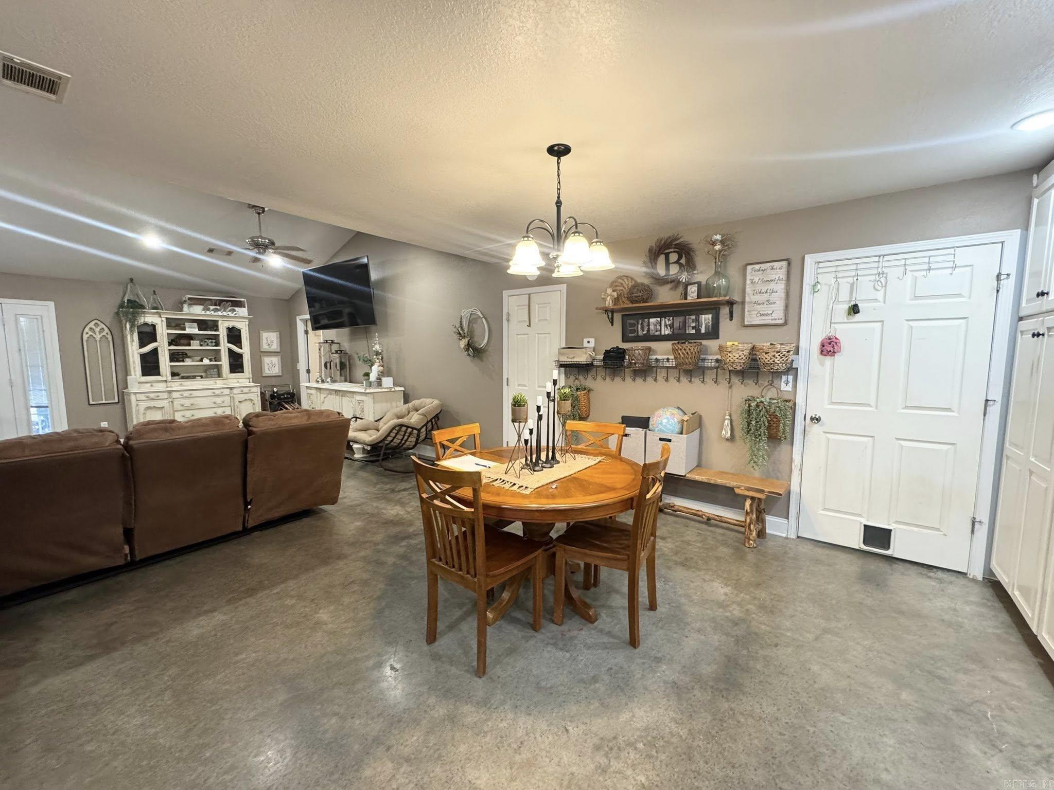 656 Pitard Loop  Mountain View, AR