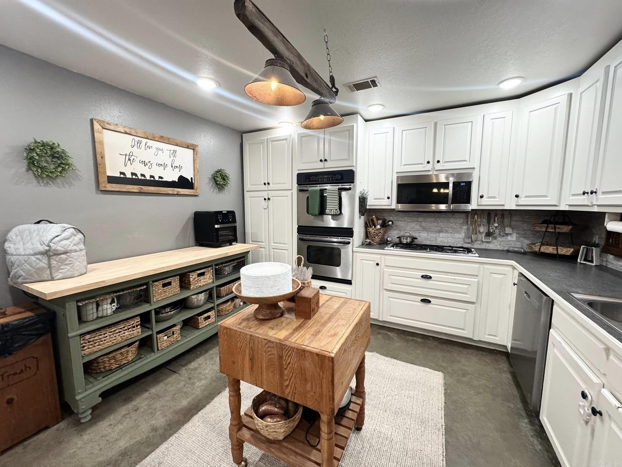 656 Pitard Loop  Mountain View, AR