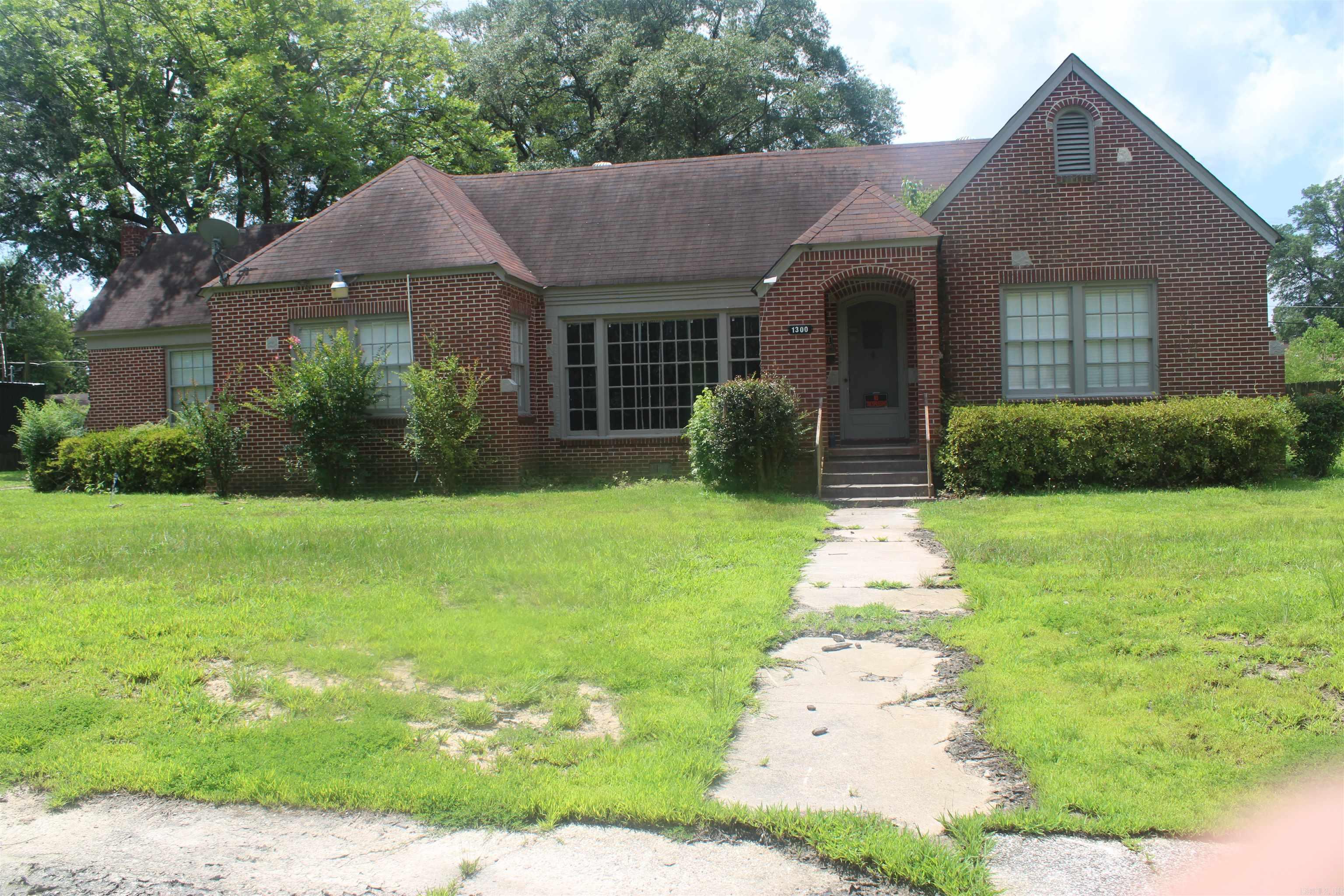 1300 W 28th  Pine Bluff, AR