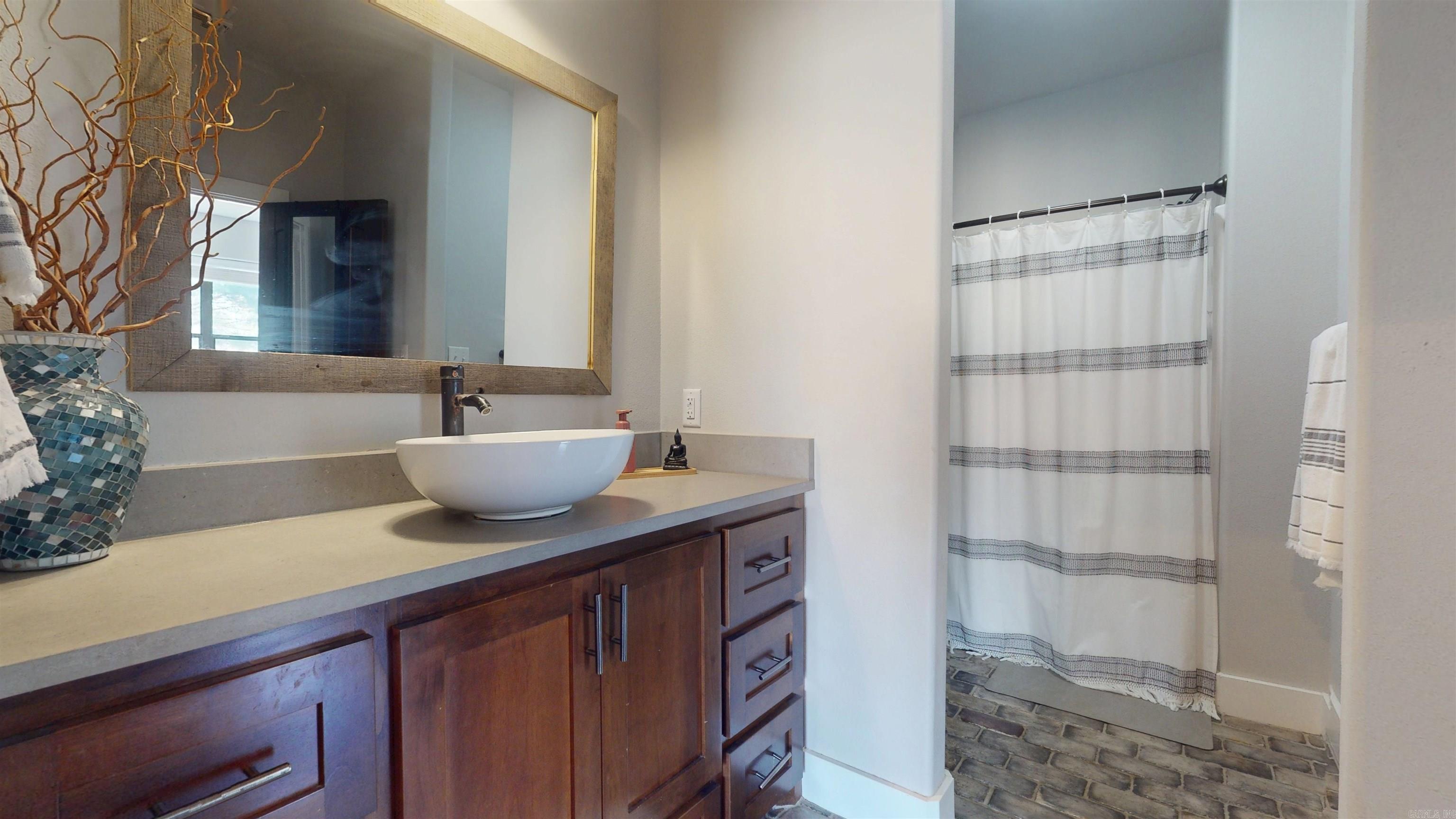 1677 Oak Ridge  Texarkana, TX