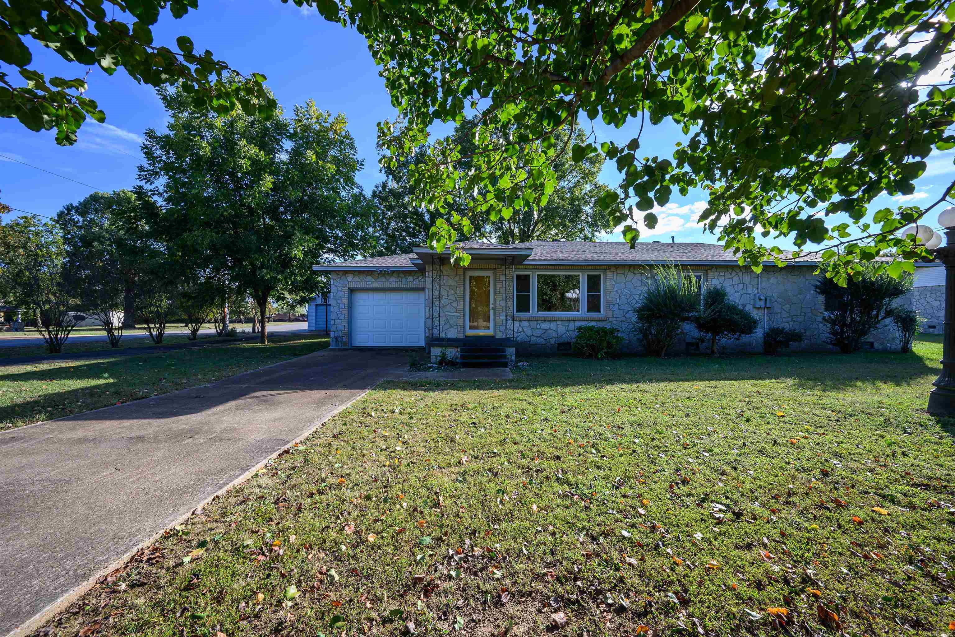 515 E Center  Cave City, AR