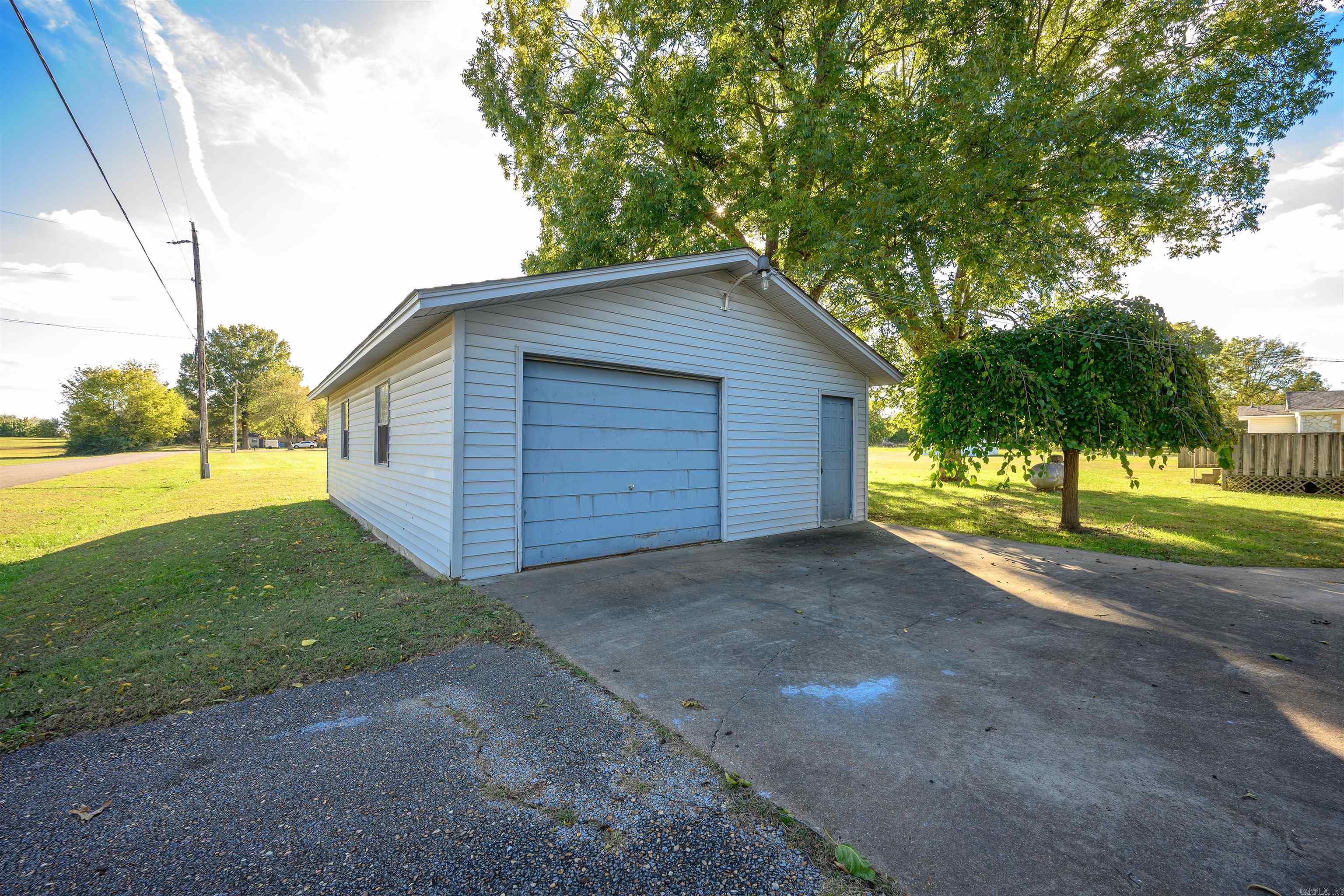 515 E Center  Cave City, AR