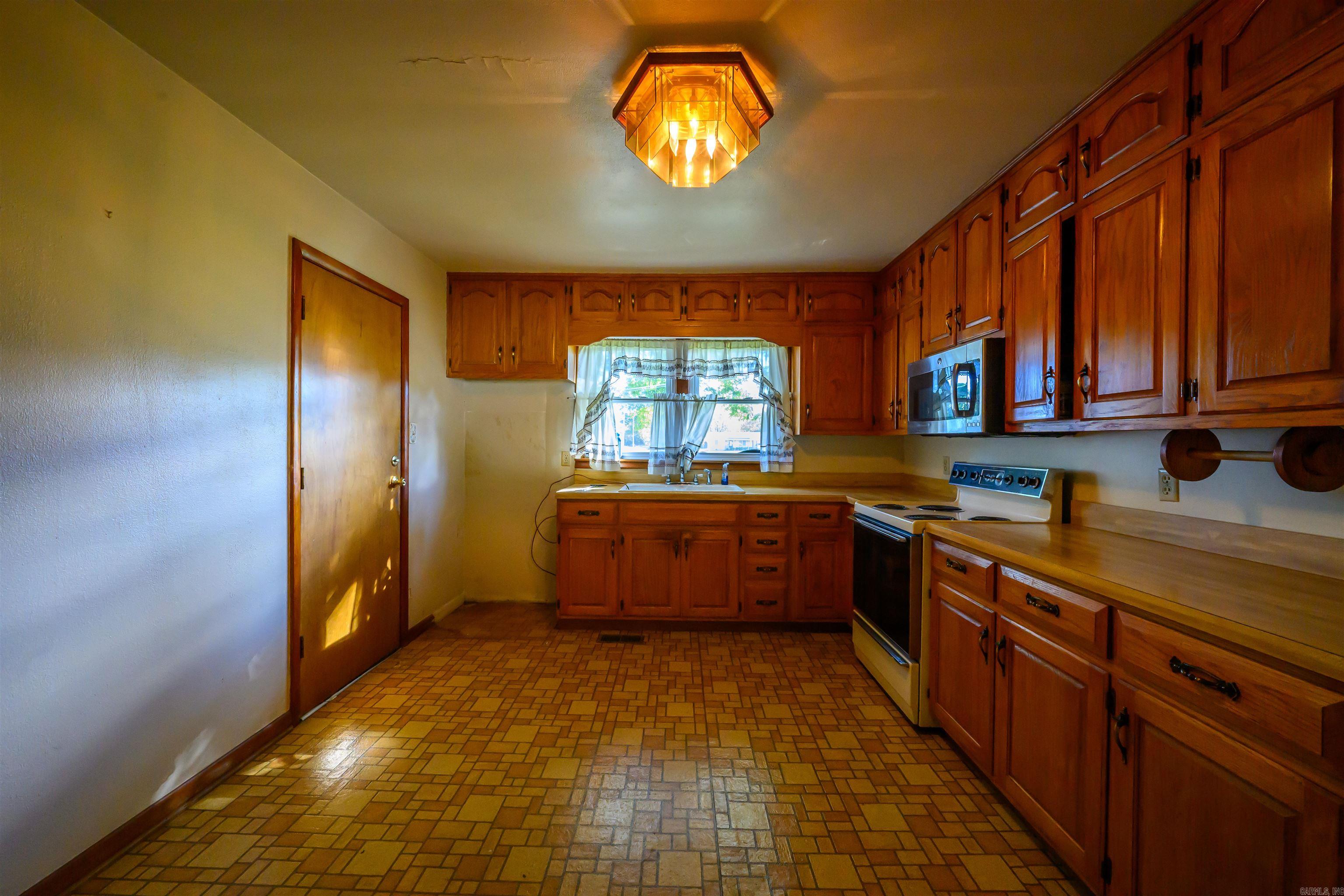 515 E Center  Cave City, AR