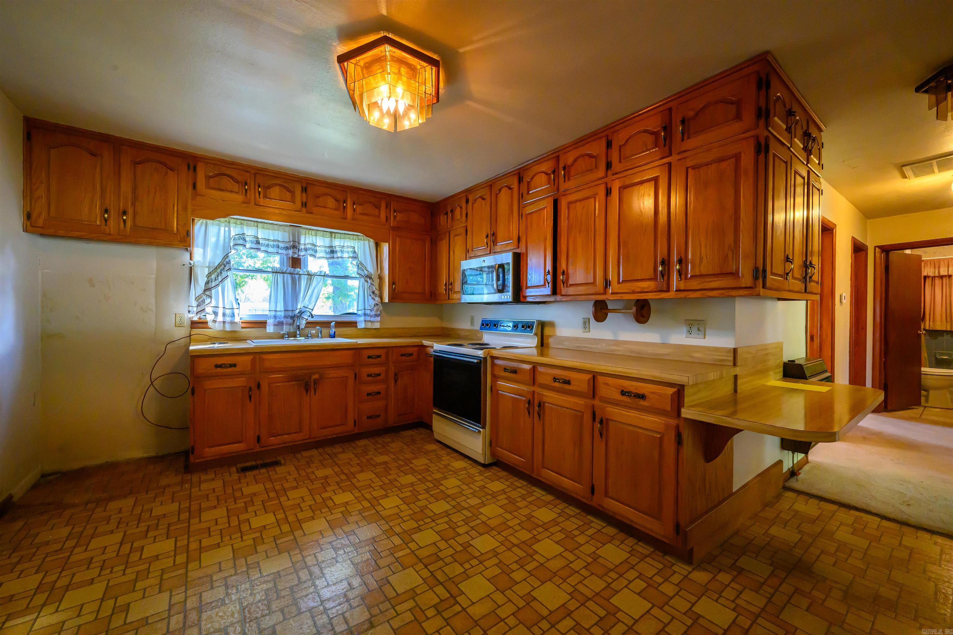 515 E Center  Cave City, AR