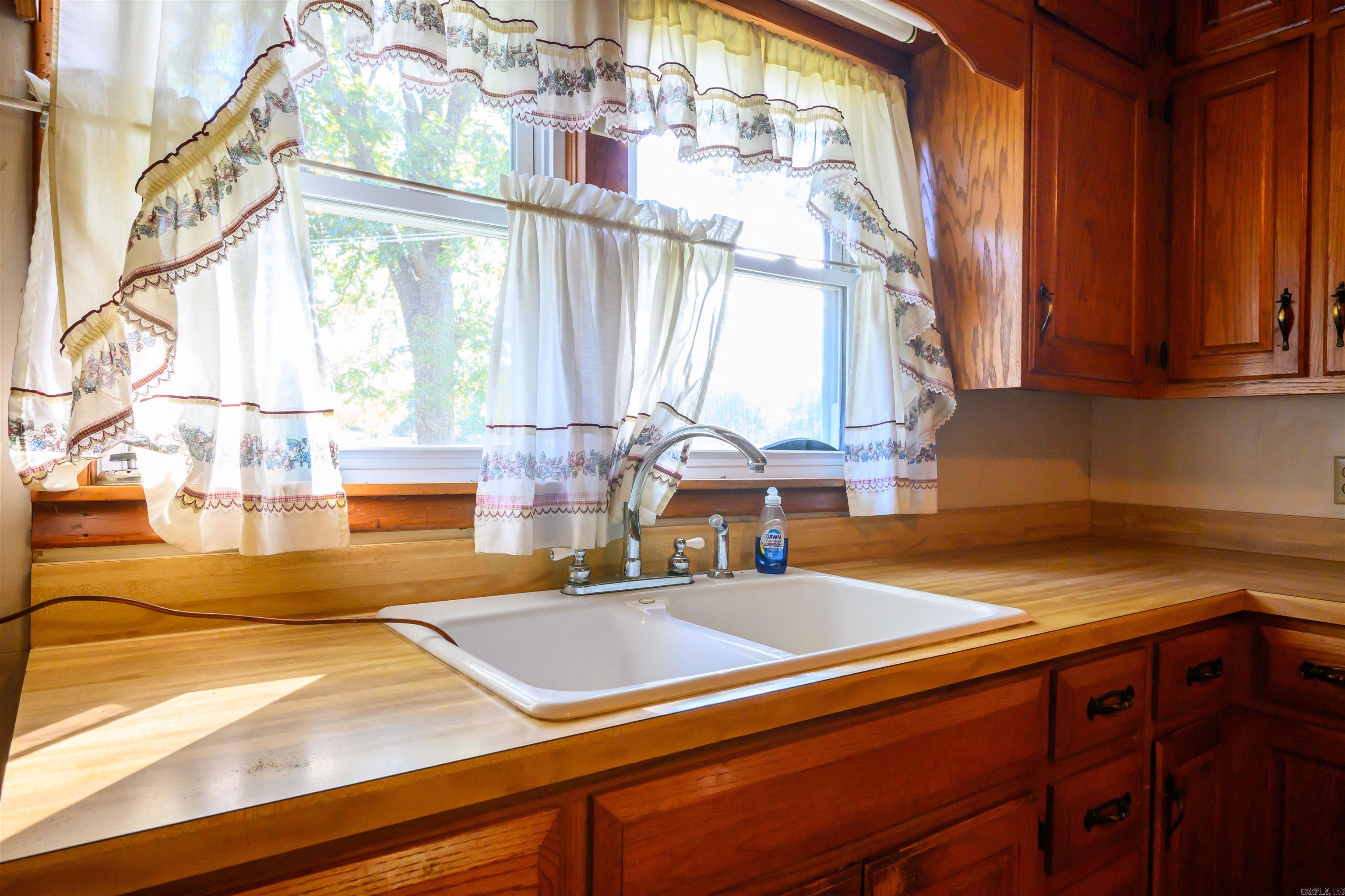 515 E Center  Cave City, AR