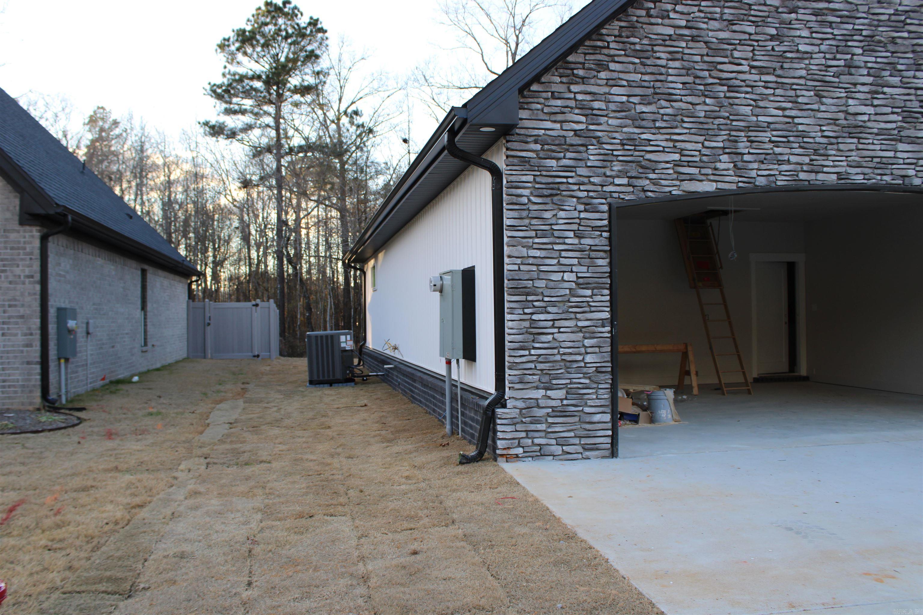 6193 Creekwater  Alexander, AR