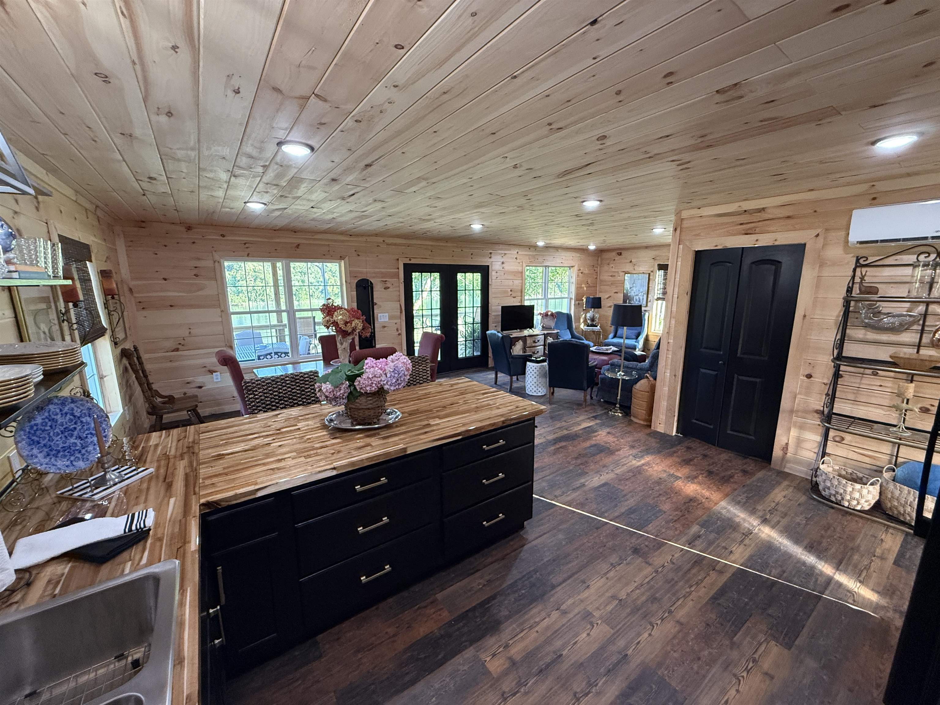 75 E Schoolhouse Hollow Road  Mountain View, AR