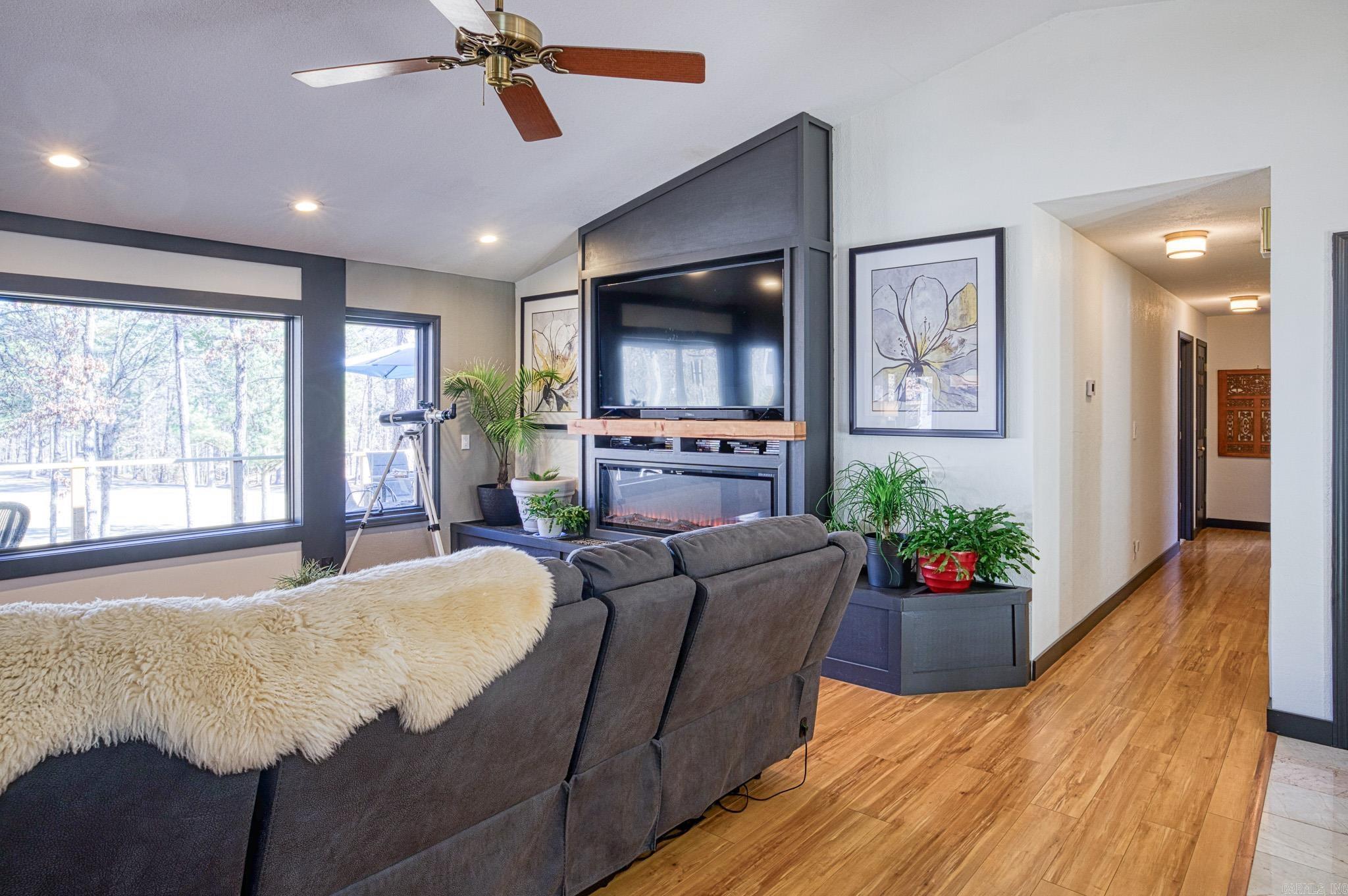 32 Doscientos Circle  Hot Springs Village, AR