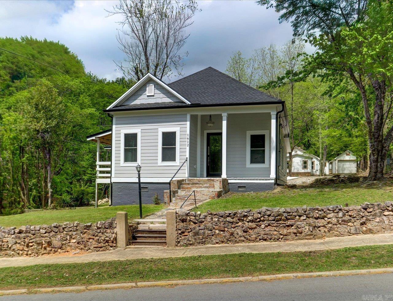 1612 W Grand Ave