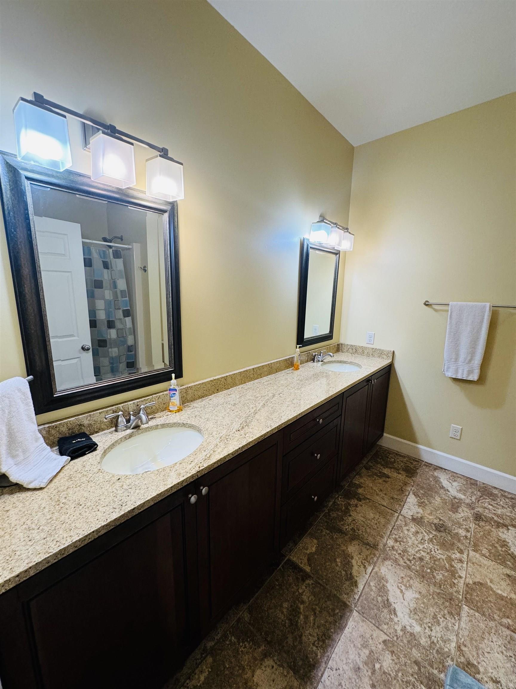 85 Lakeshore  Greers Ferry, AR