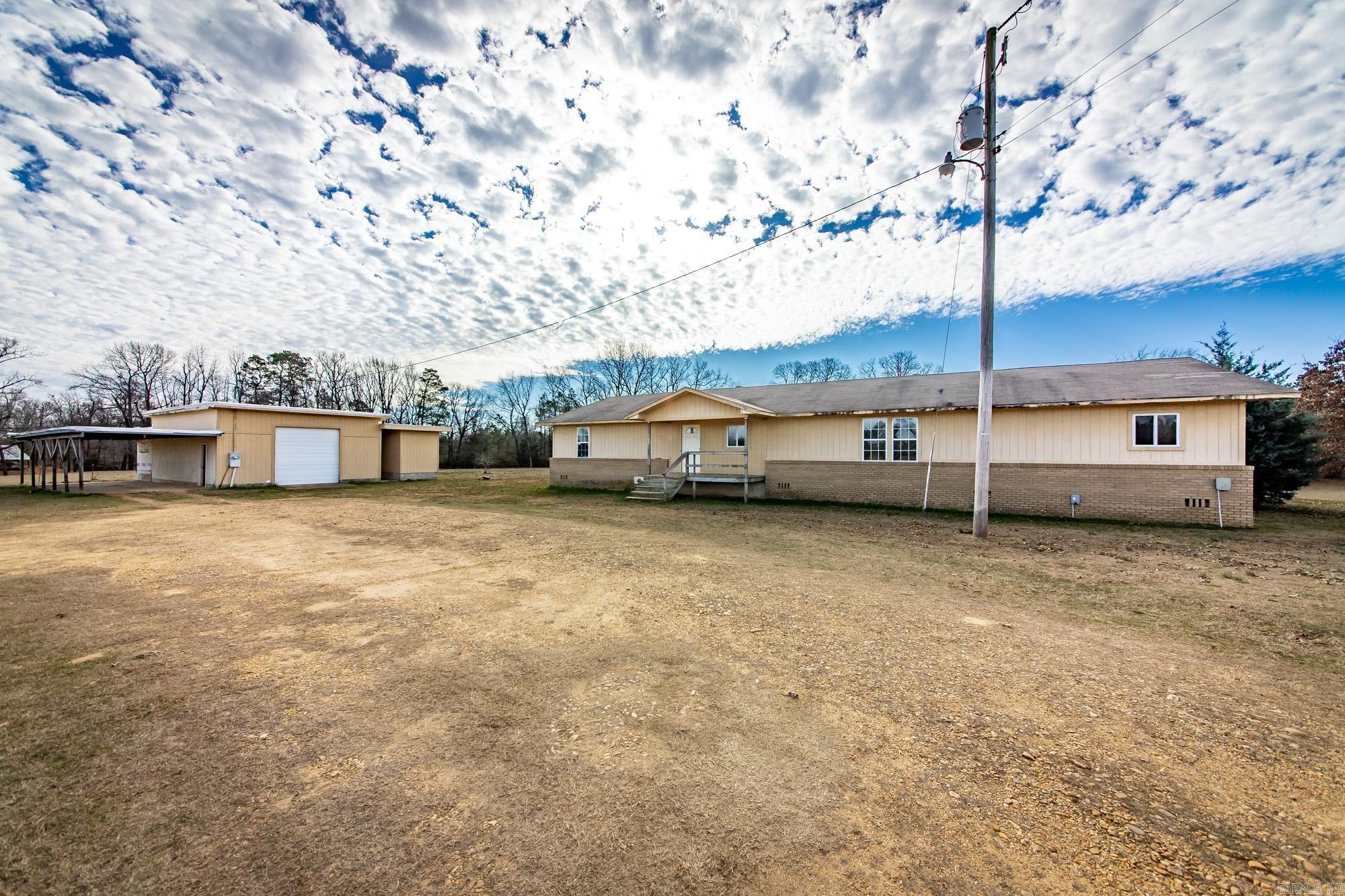 100 Simmons  Leola, AR