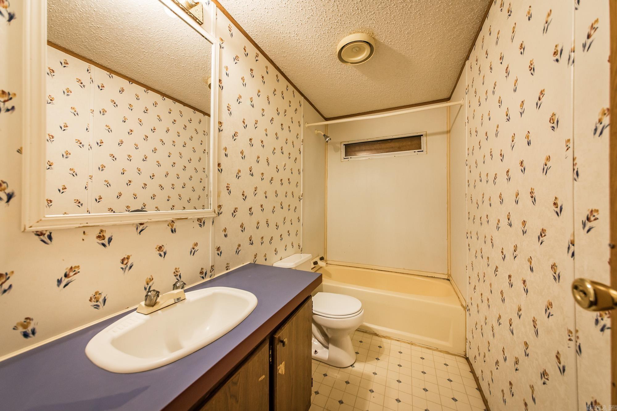 100 Simmons  Leola, AR