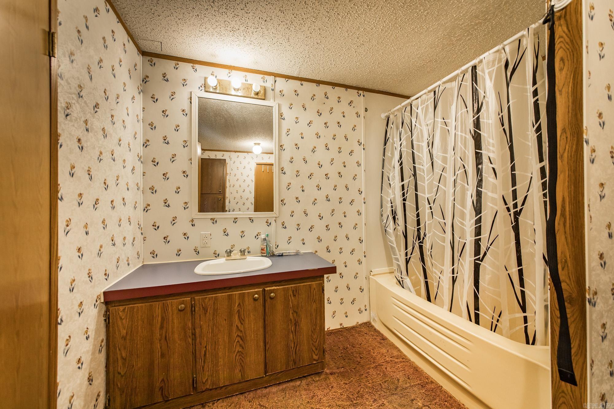 100 Simmons  Leola, AR