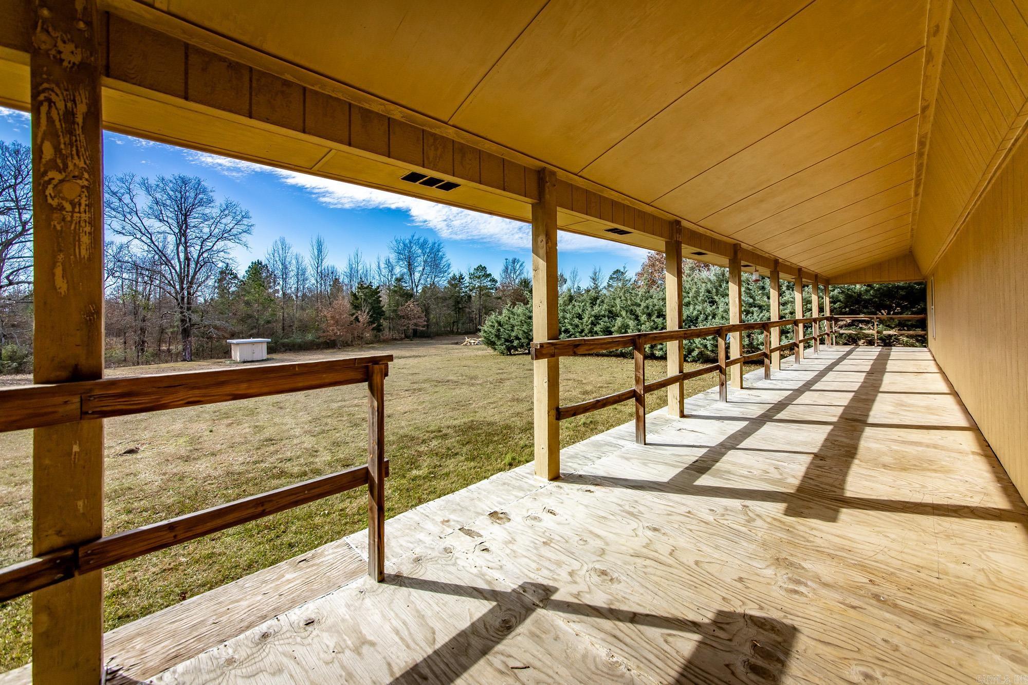 100 Simmons  Leola, AR