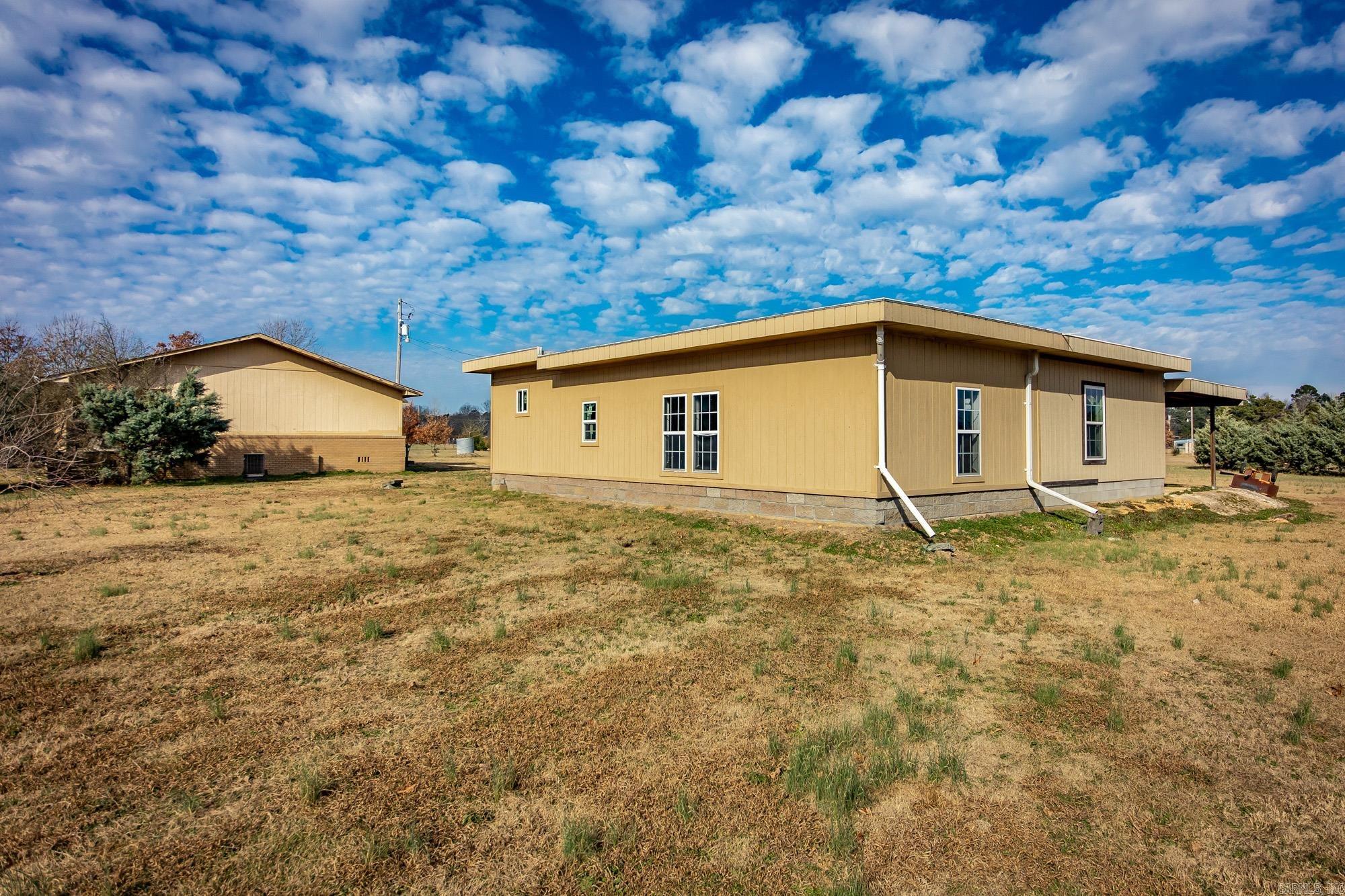 100 Simmons  Leola, AR