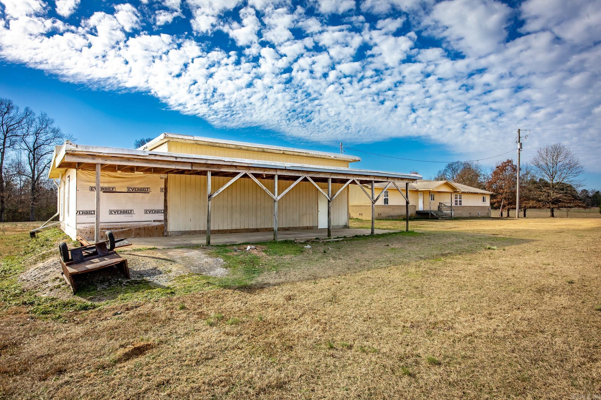 100 Simmons  Leola, AR