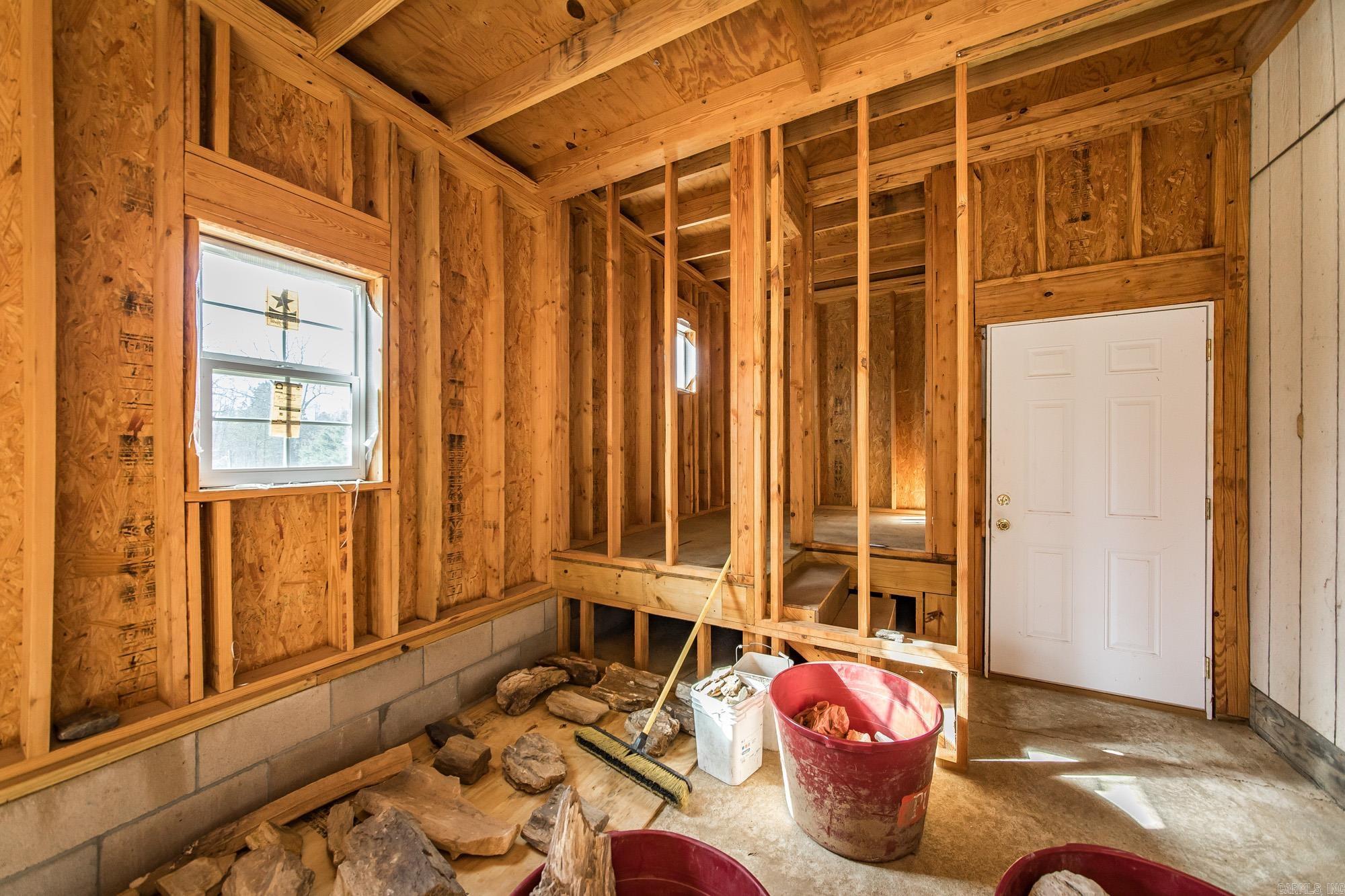 100 Simmons  Leola, AR