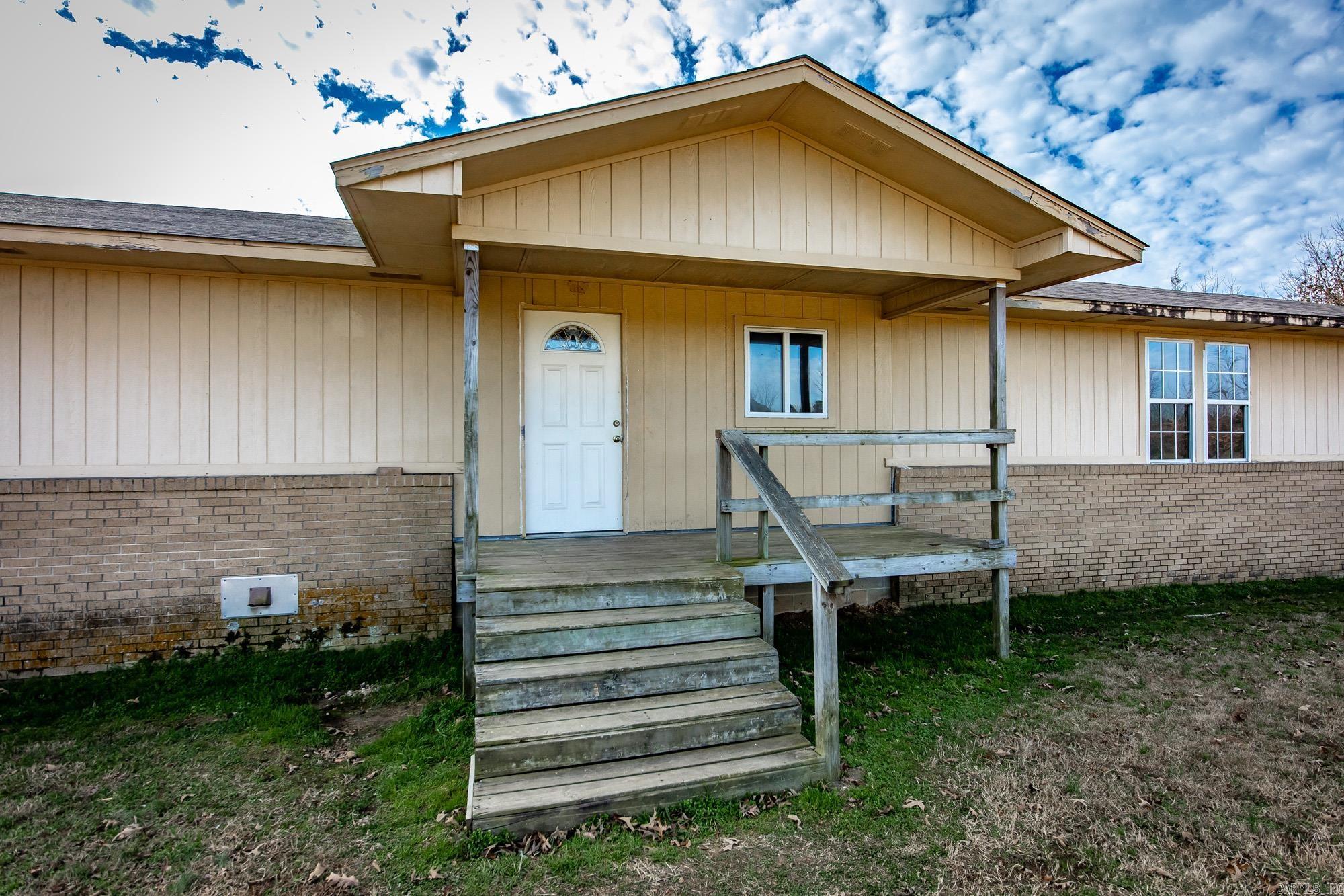 100 Simmons  Leola, AR