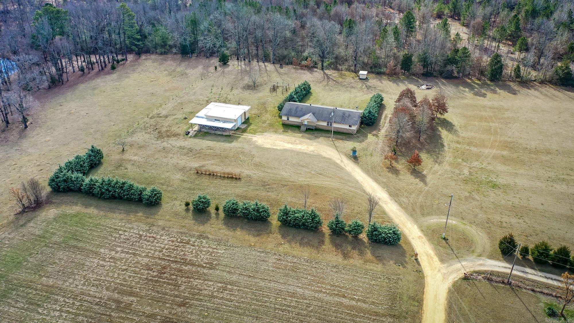 100 Simmons  Leola, AR