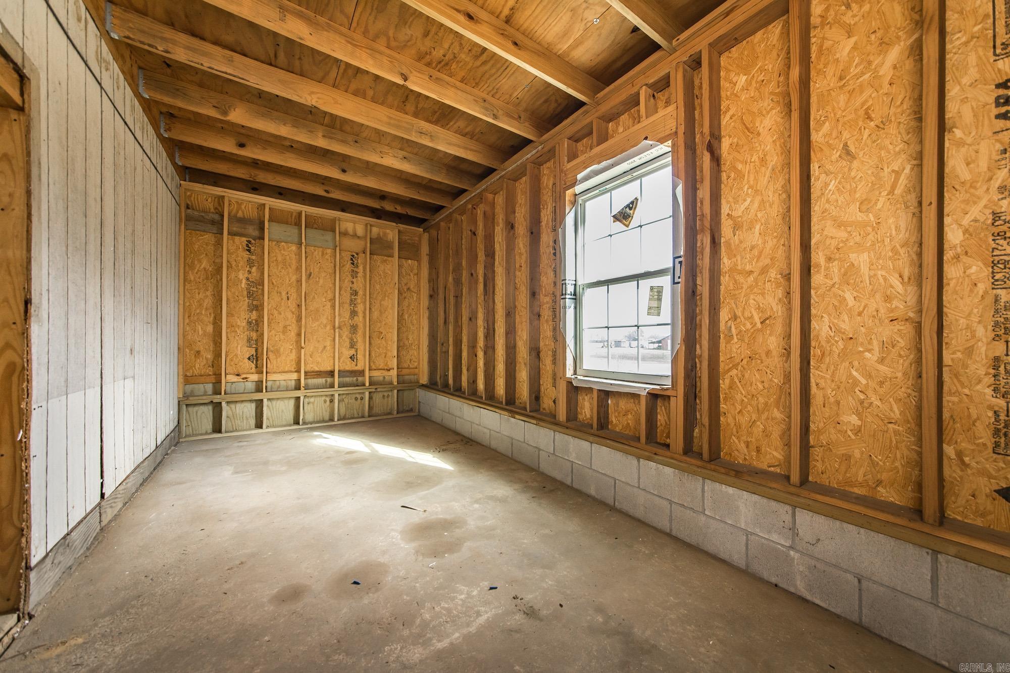 100 Simmons  Leola, AR