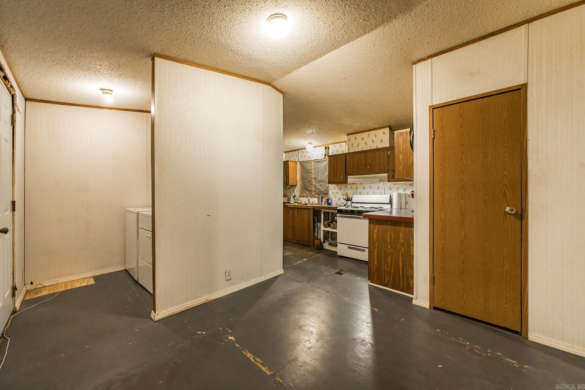 100 Simmons  Leola, AR