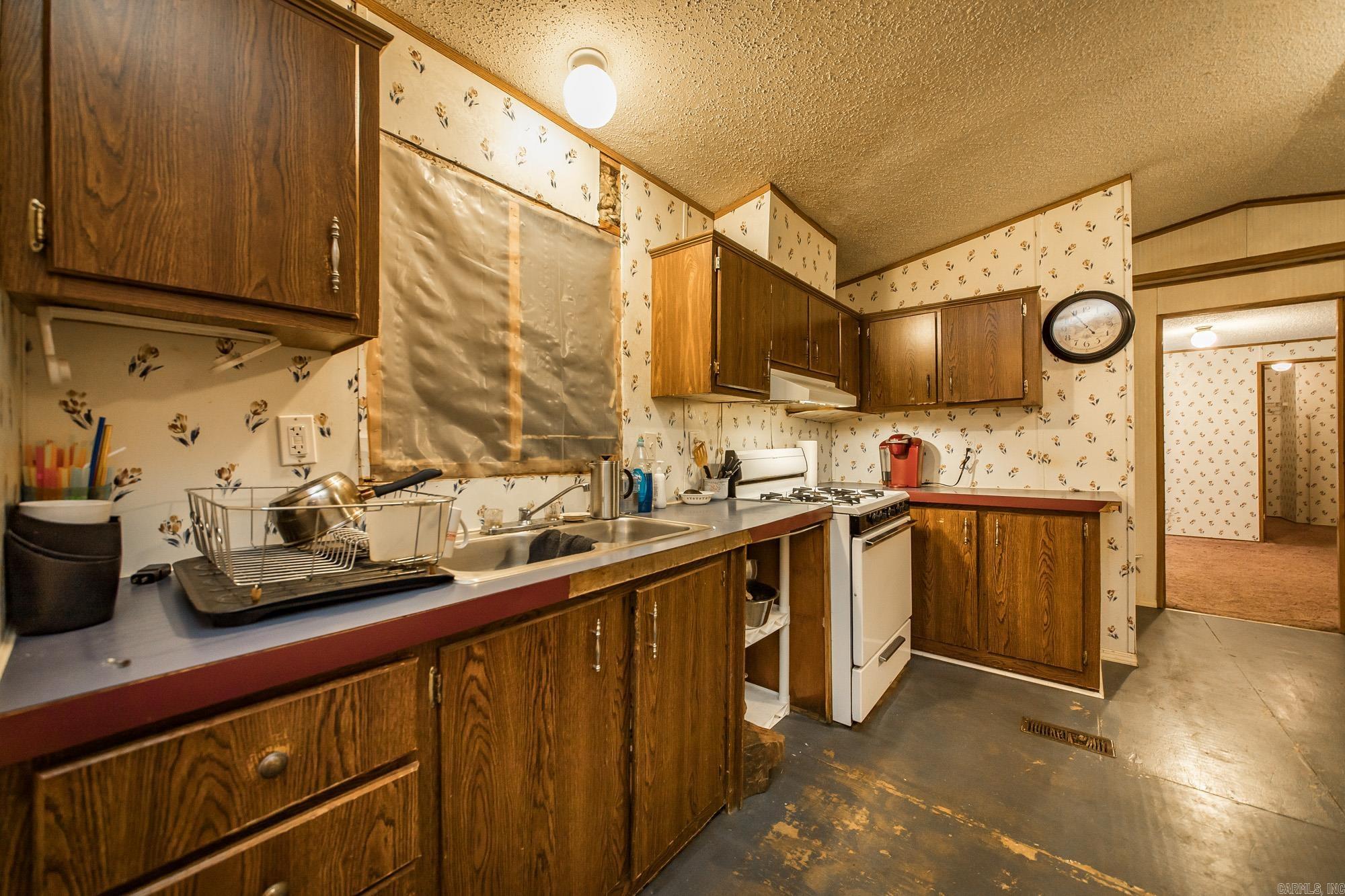 100 Simmons  Leola, AR