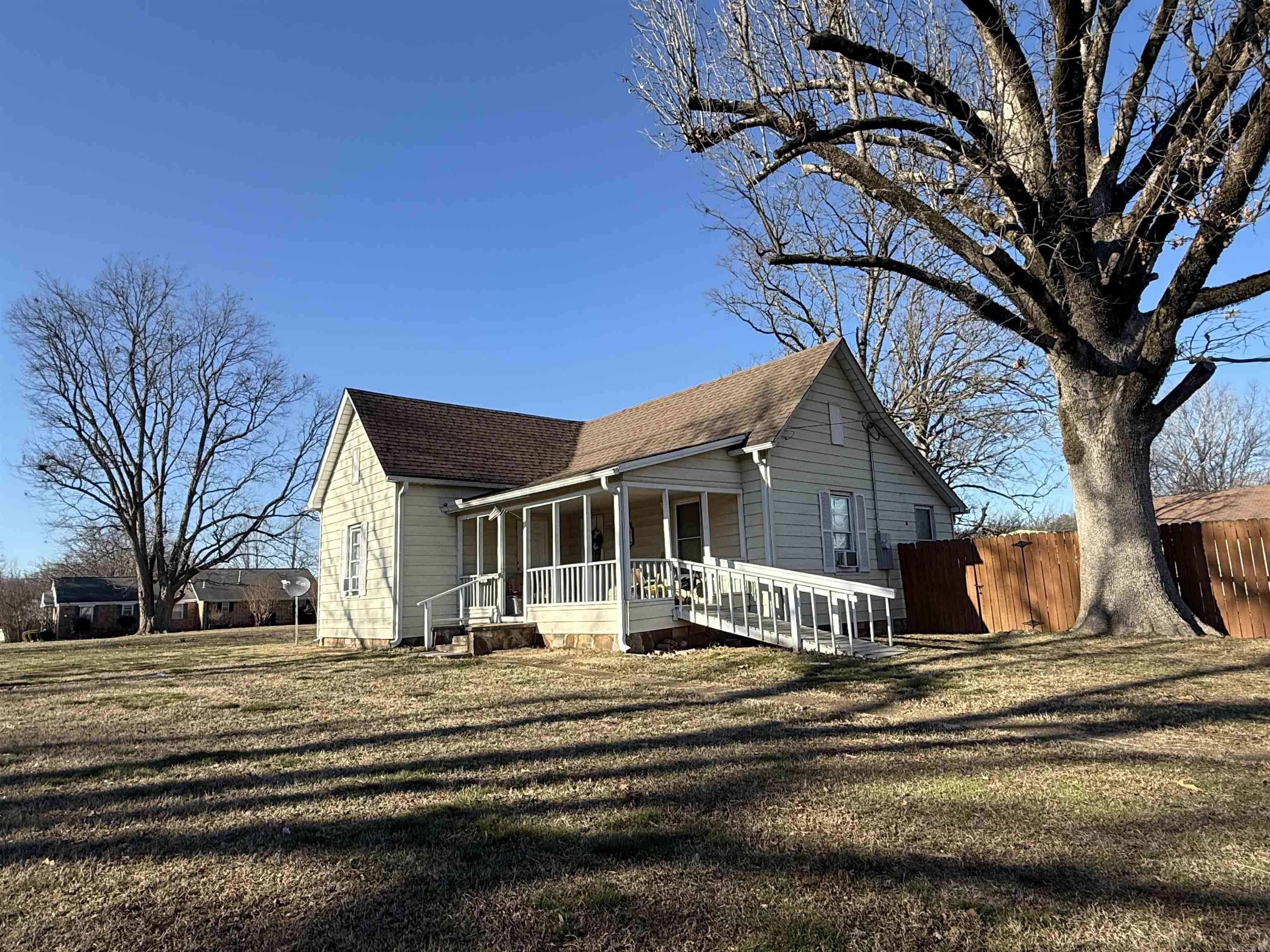 512 W 6th  Newark, AR