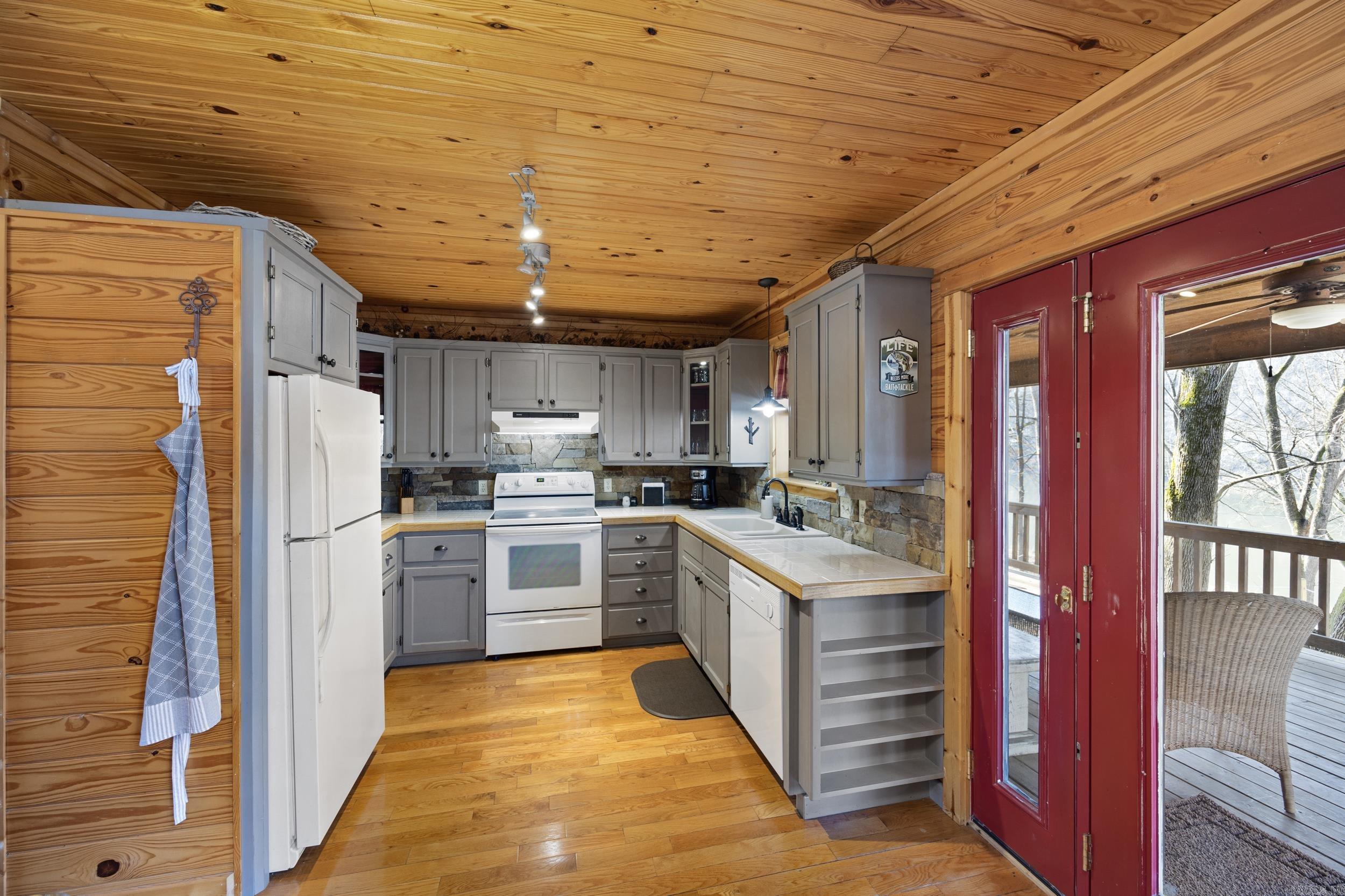 228 S Riverview  Mountain View, AR