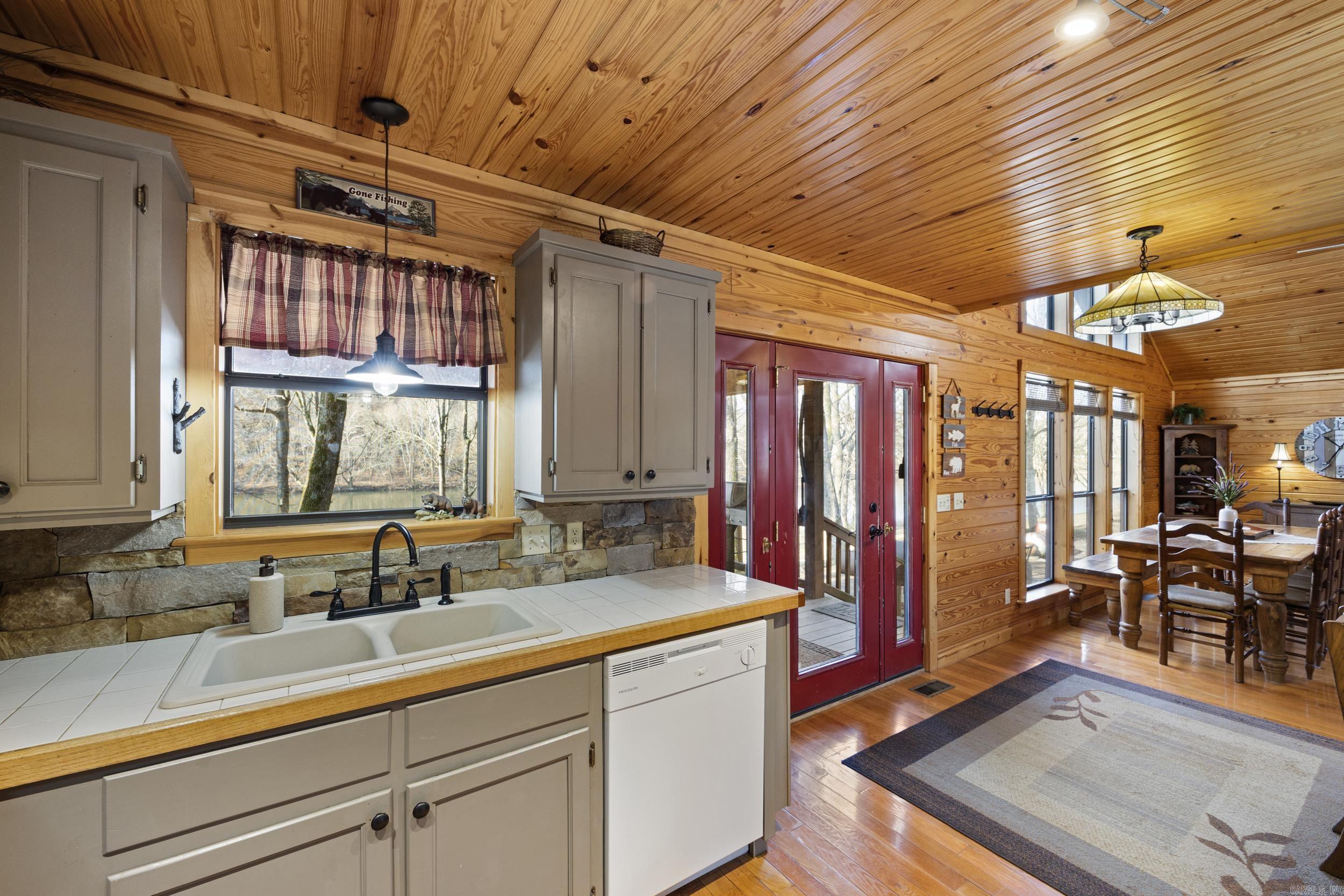 228 S Riverview  Mountain View, AR