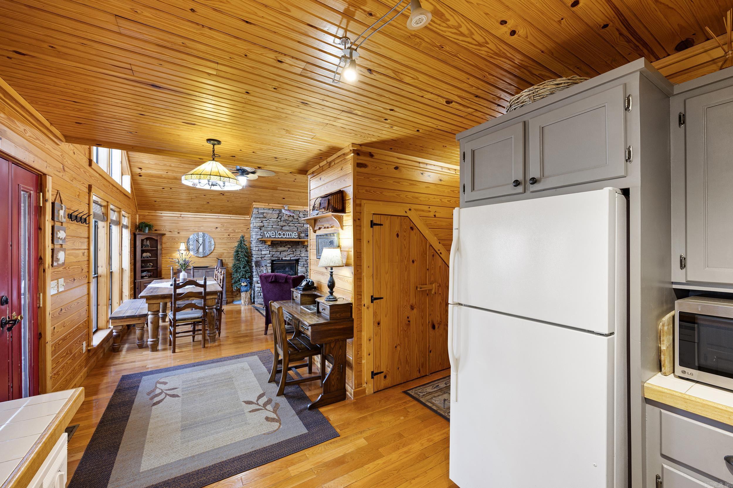 228 S Riverview  Mountain View, AR