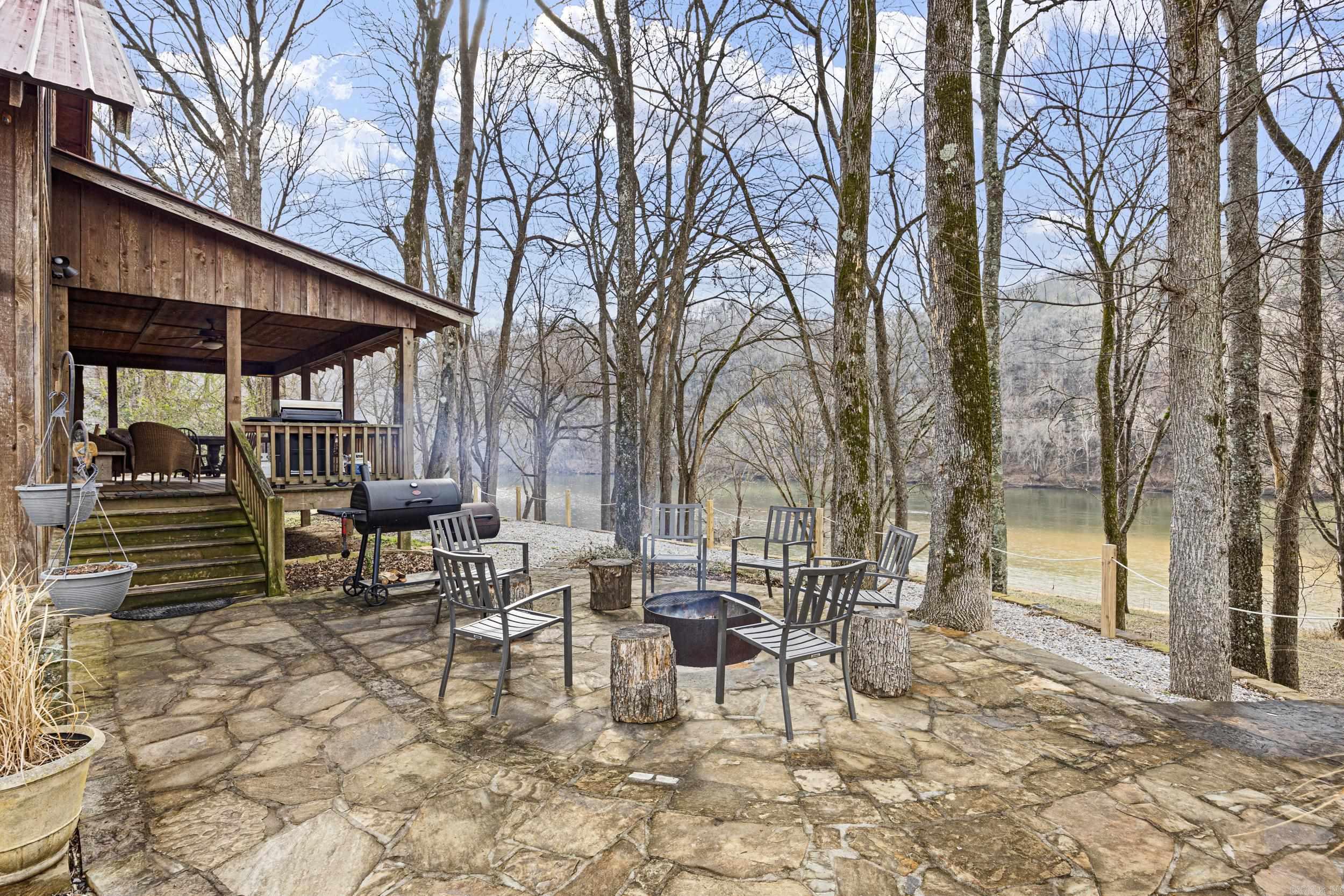 228 S Riverview  Mountain View, AR