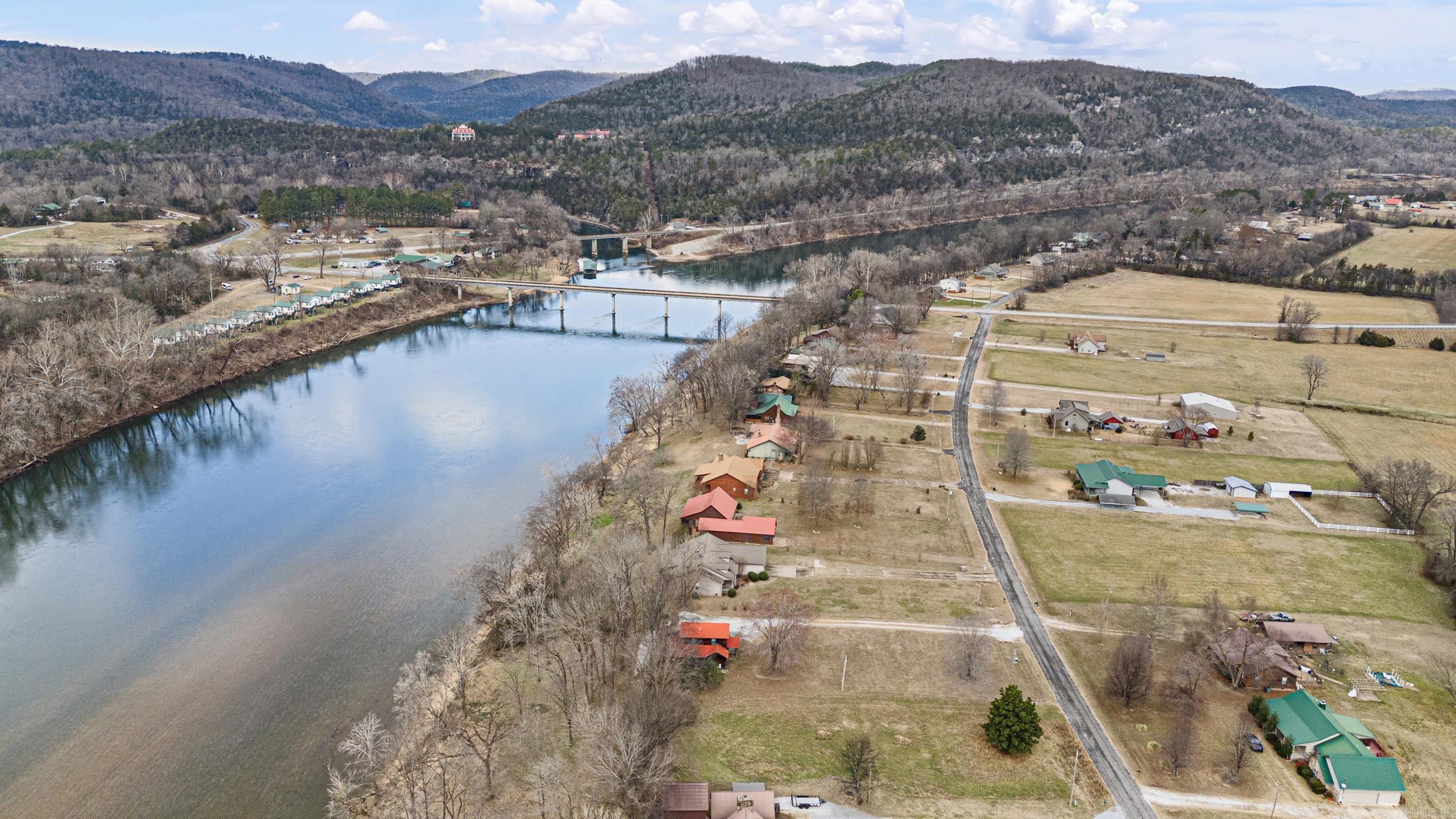 228 S Riverview  Mountain View, AR