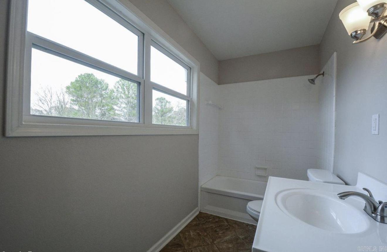 2309 W Lakeview Drive Benton, AR 72015