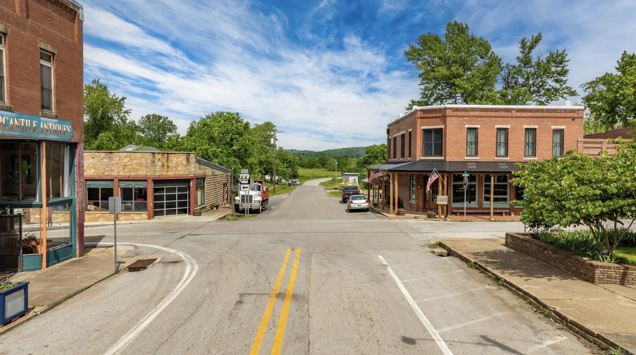 211 Oak Street  Leslie, AR