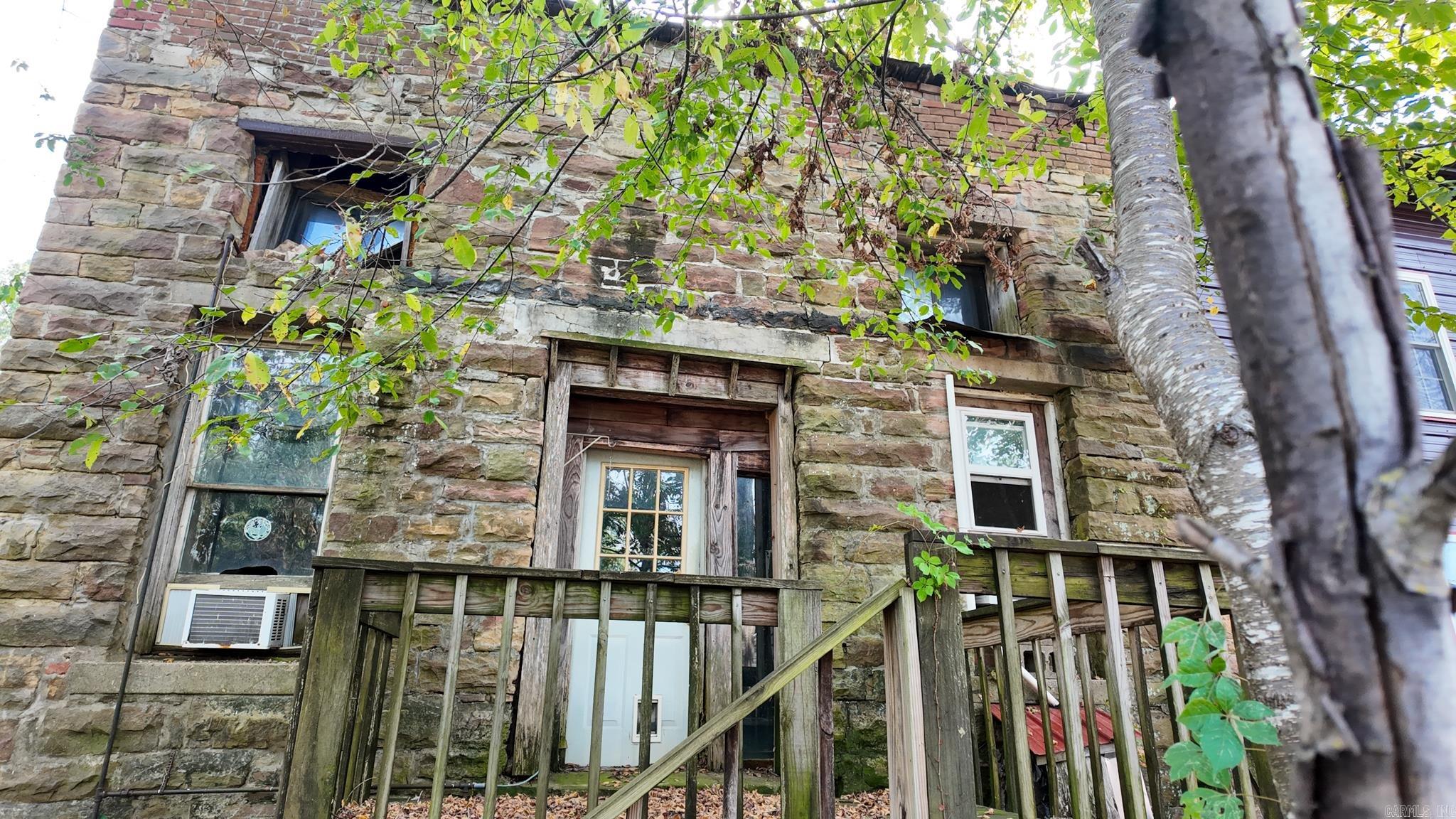 211 Oak Street  Leslie, AR