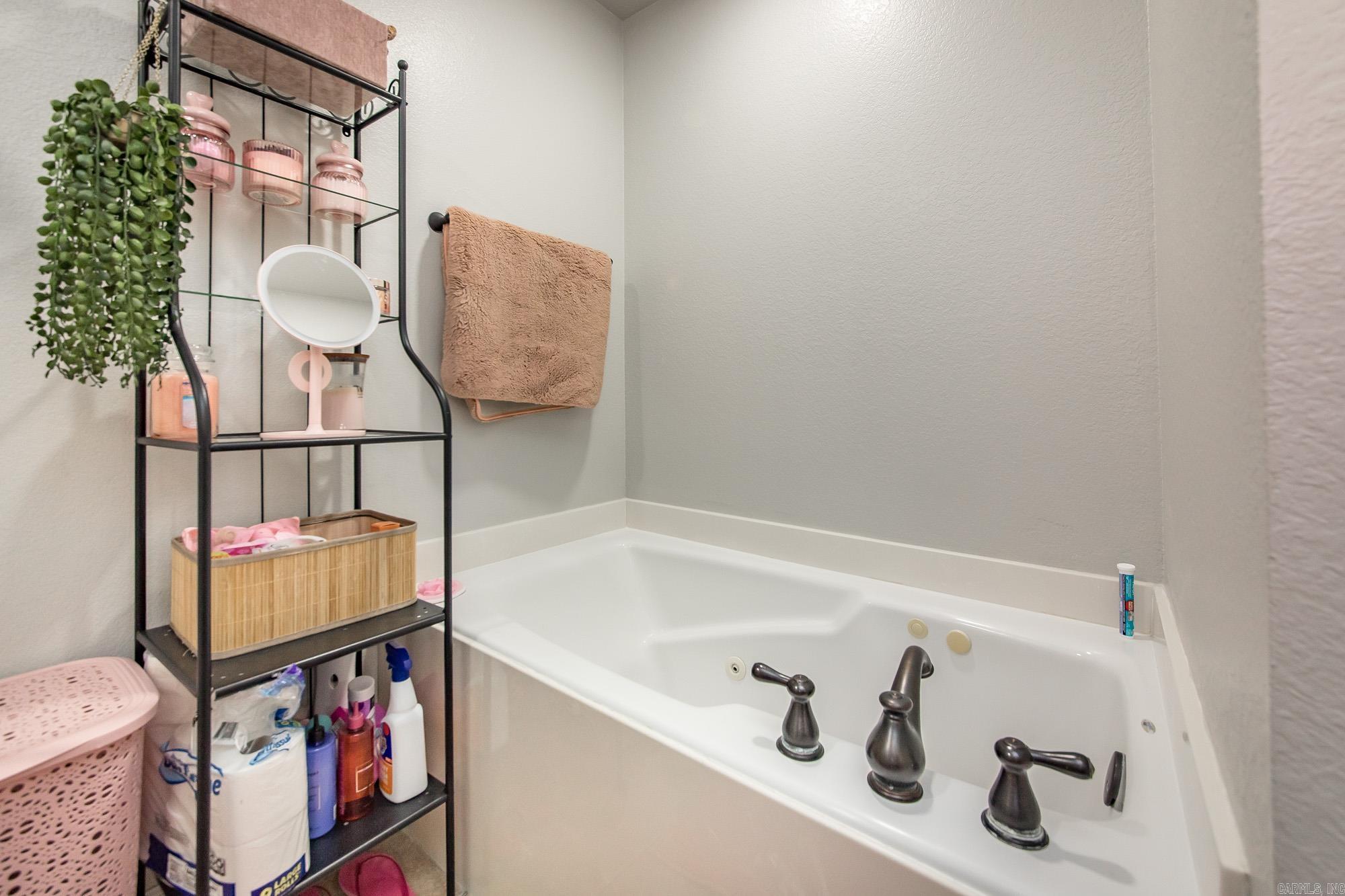 105 Earnhardt Cir  Cabot, AR