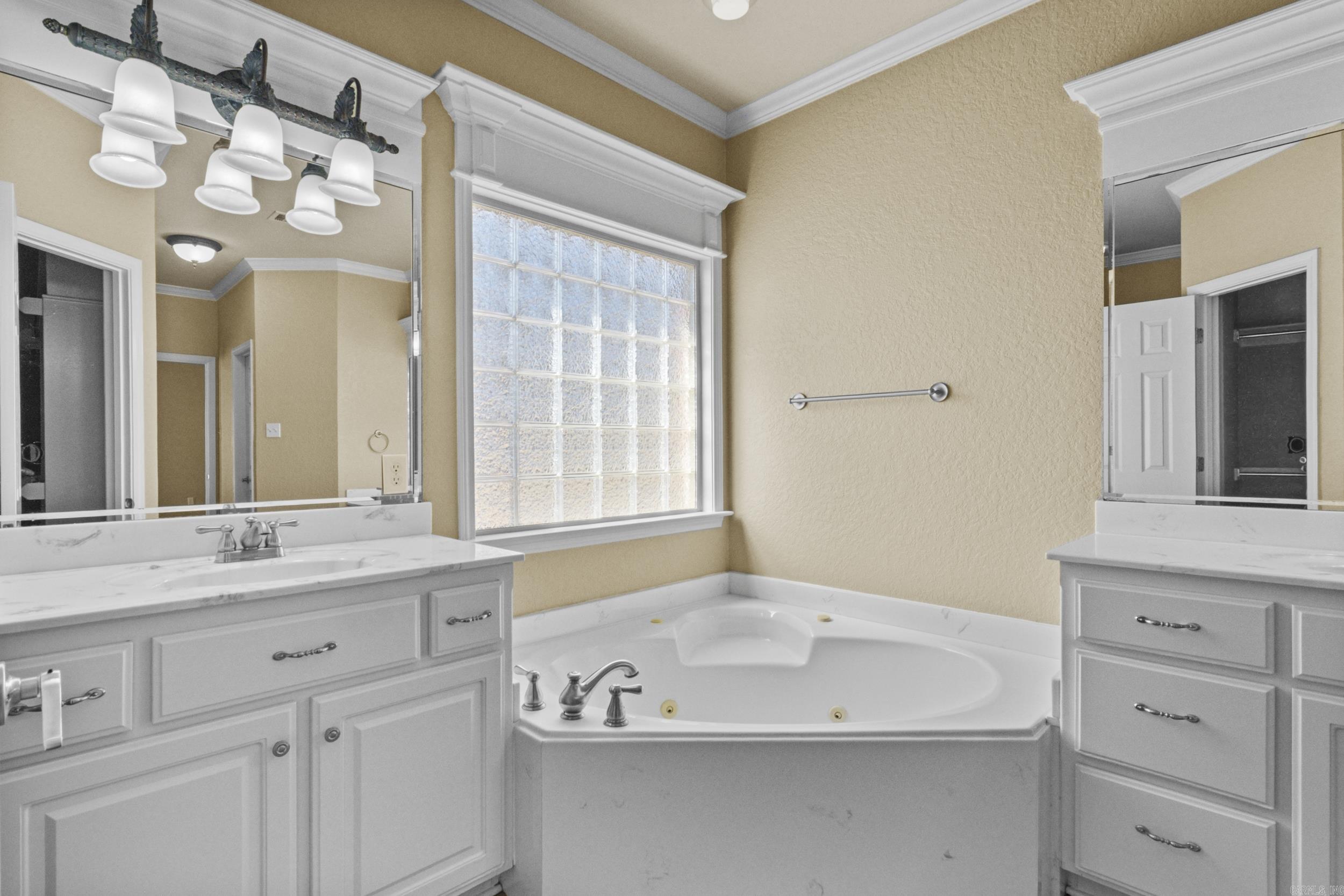 1925 Oakbrook  Sherwood, AR