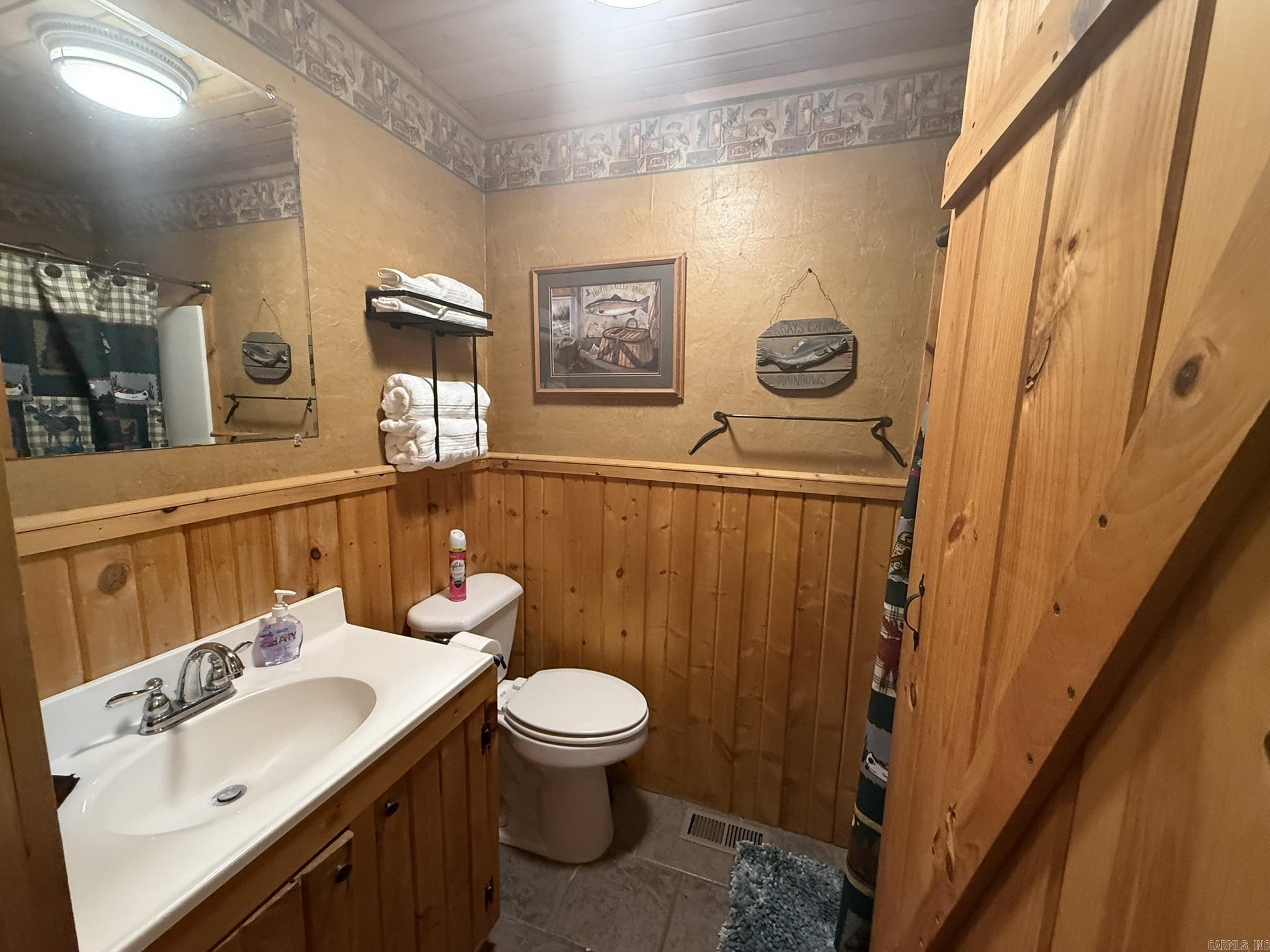 465 S Riverview  Mountain View, AR