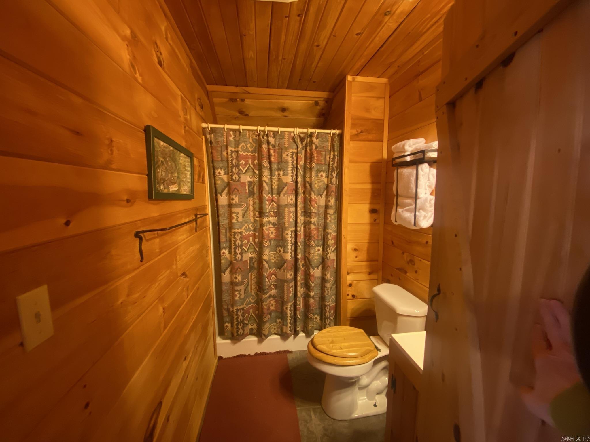 465 S Riverview  Mountain View, AR