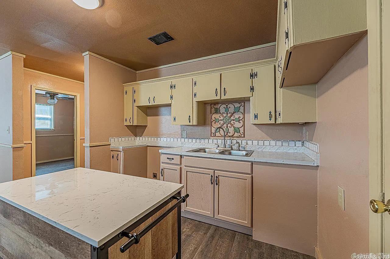 912 Greenlea Dr  North Little Rock, AR