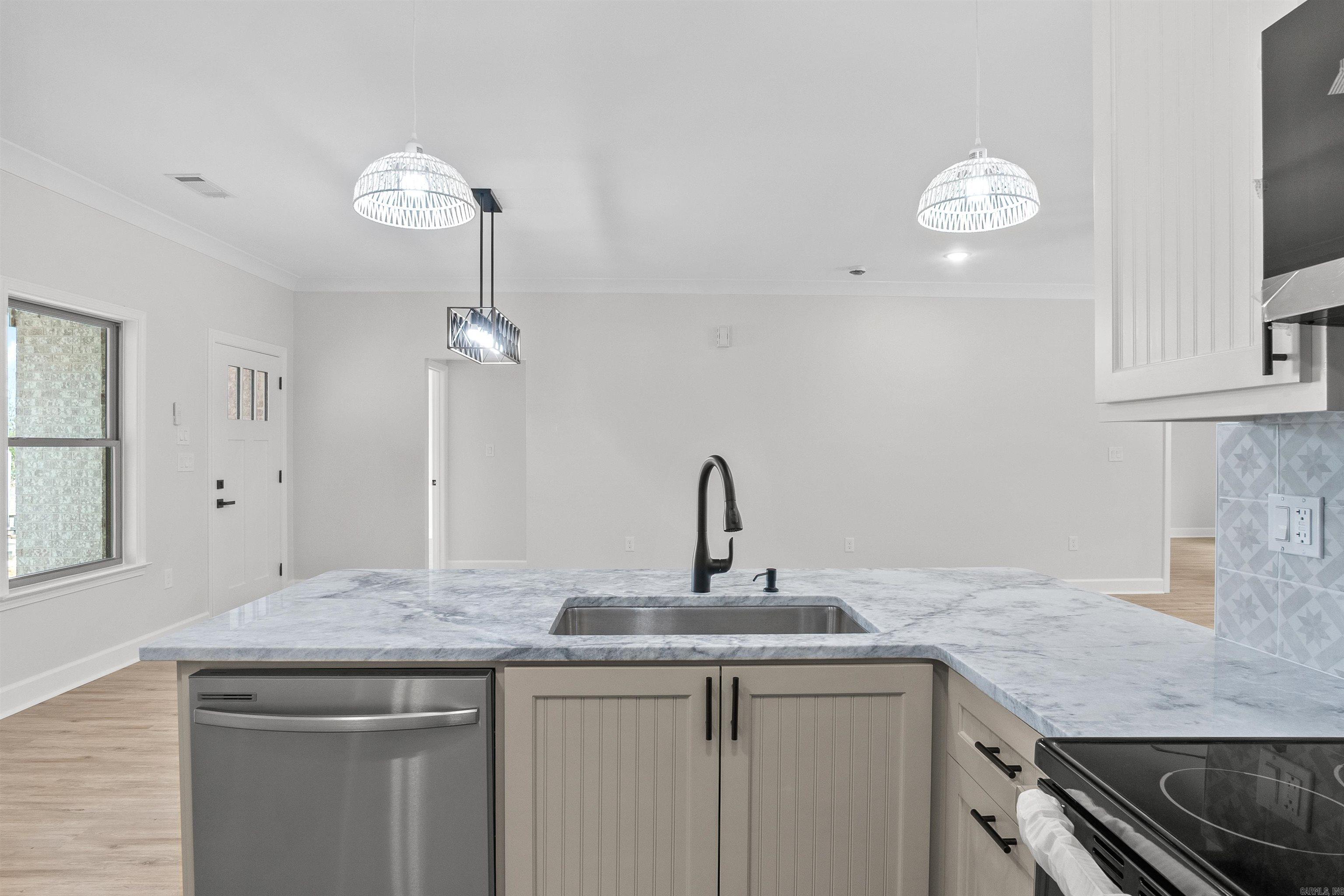 514 Madeleine  Austin, AR