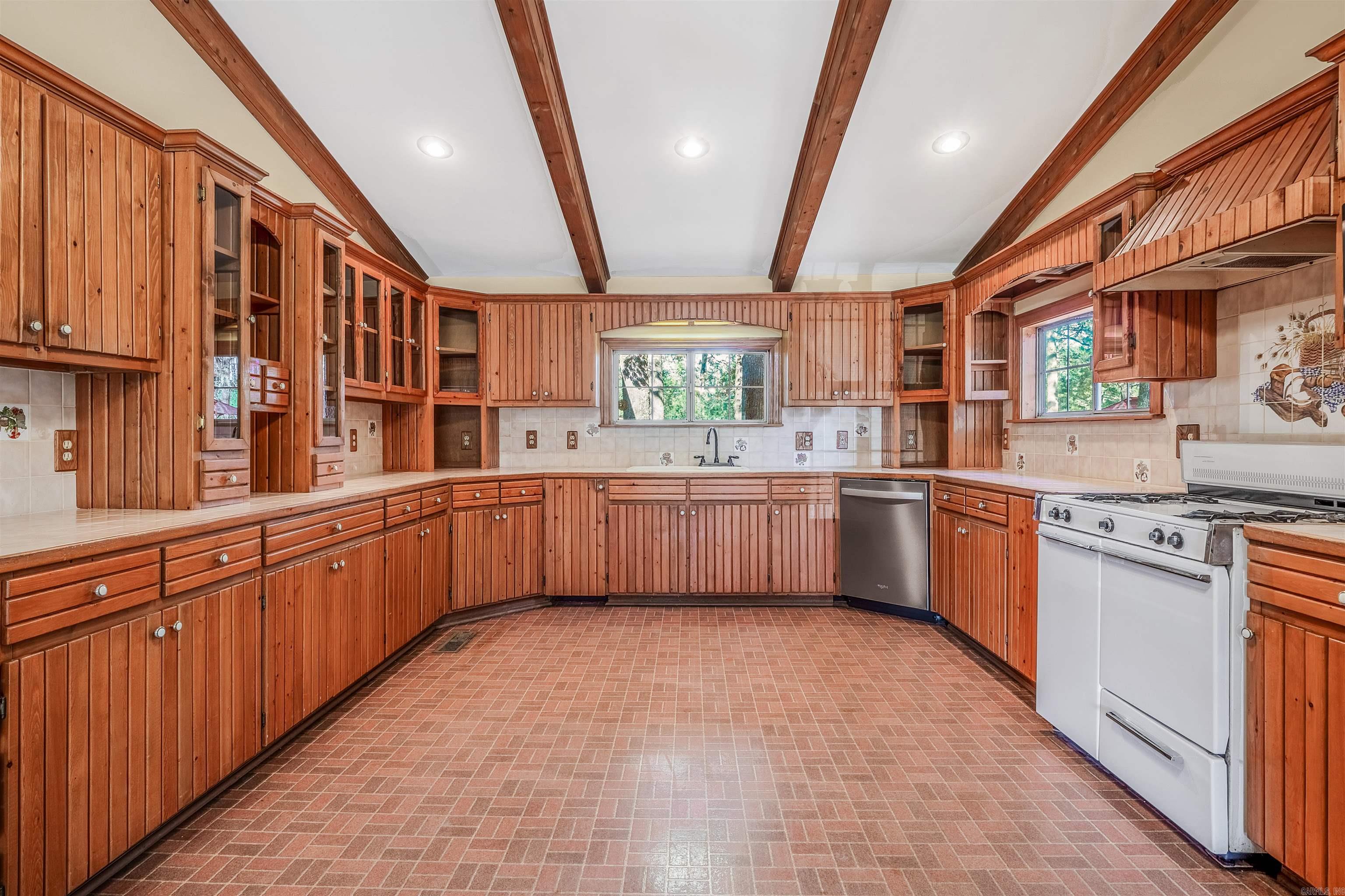 86 Arrowhead Rd.  Greenbrier, AR