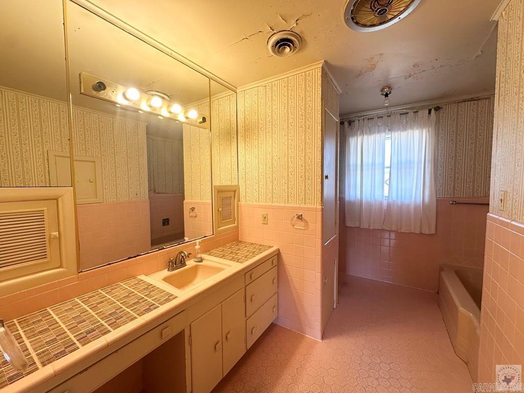 1408 E Main St.  Atlanta, TX