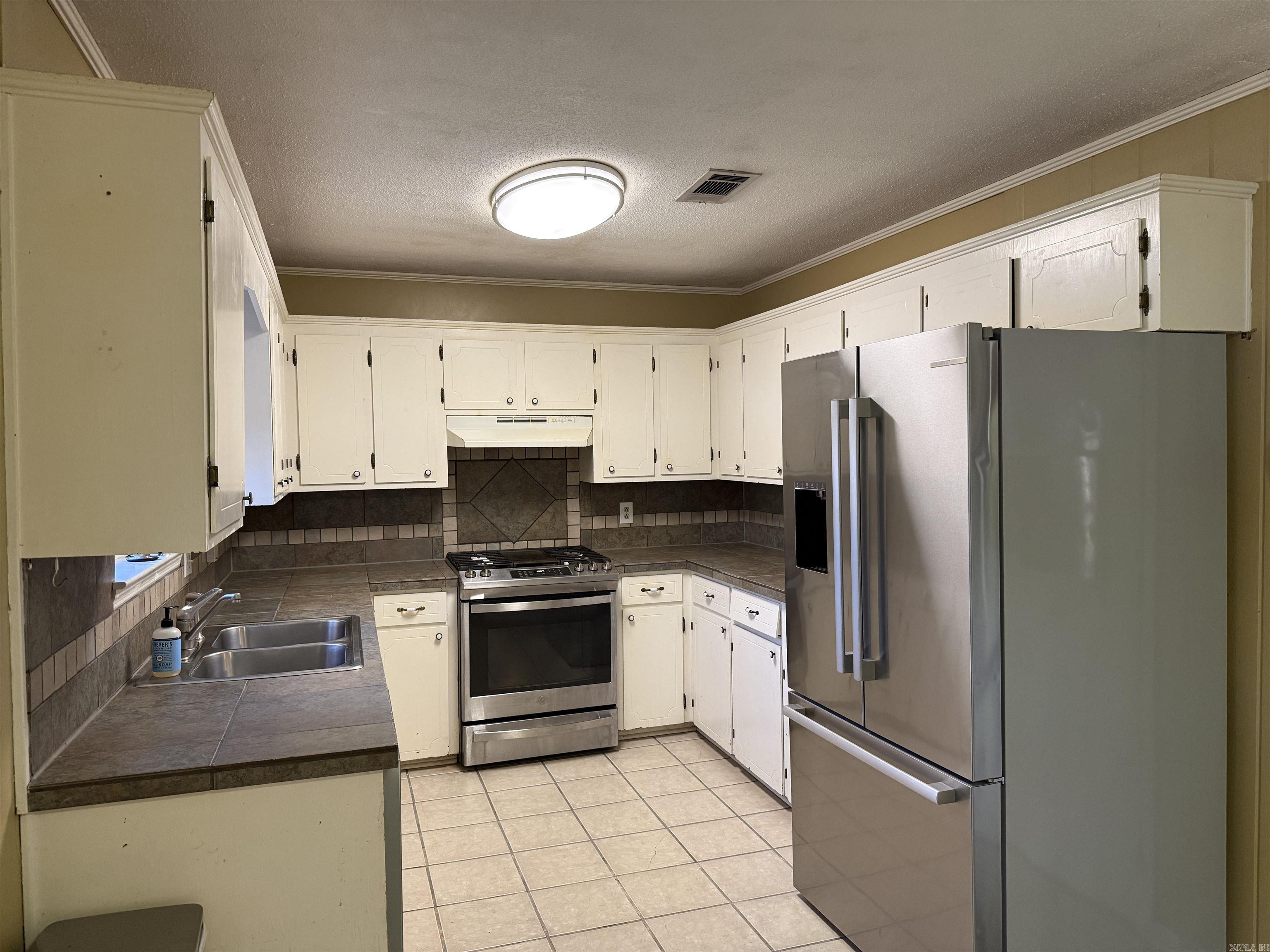 1406 E Twin Lakes  Little Rock, AR