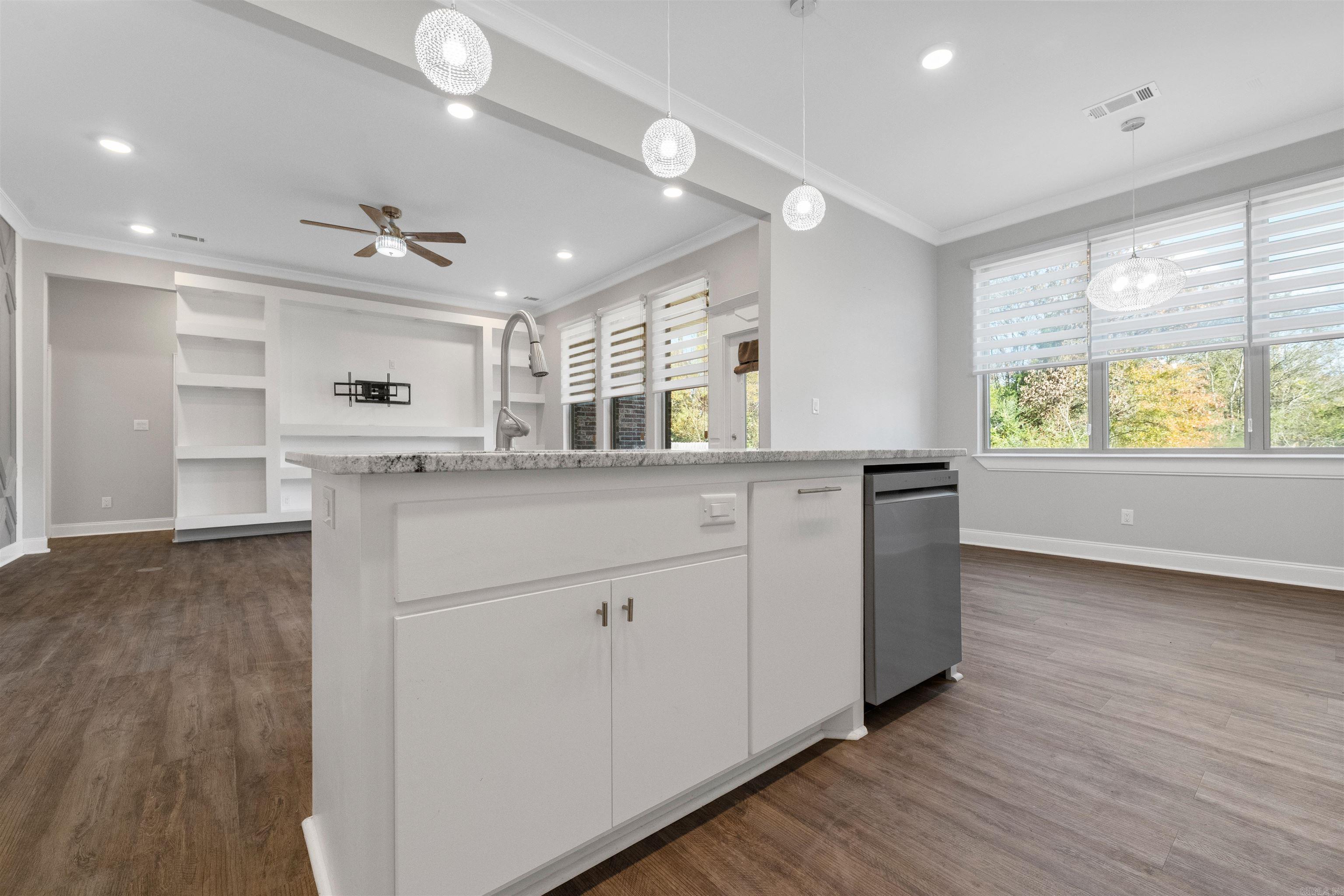 7926 S Shoreline  Benton, AR