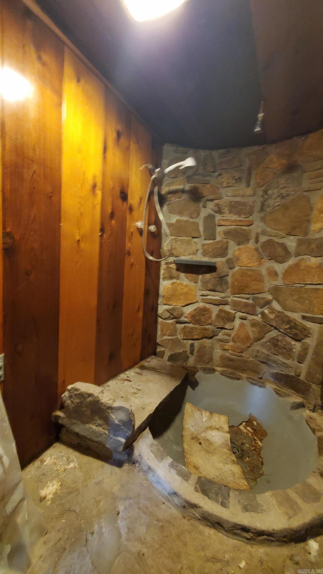 211 Burnt Rock Falls  Fairfield Bay, AR