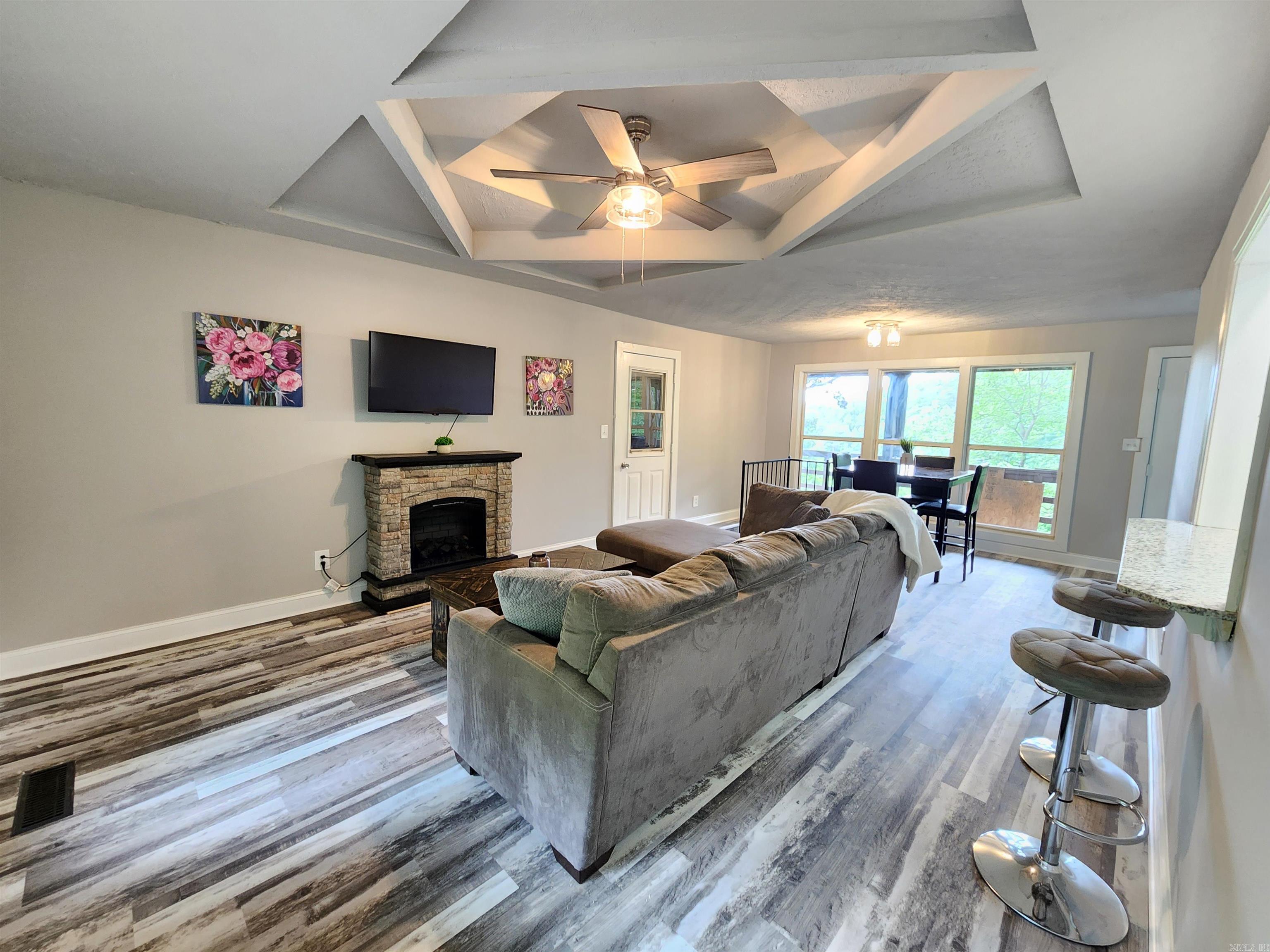 211 Burnt Rock Falls  Fairfield Bay, AR